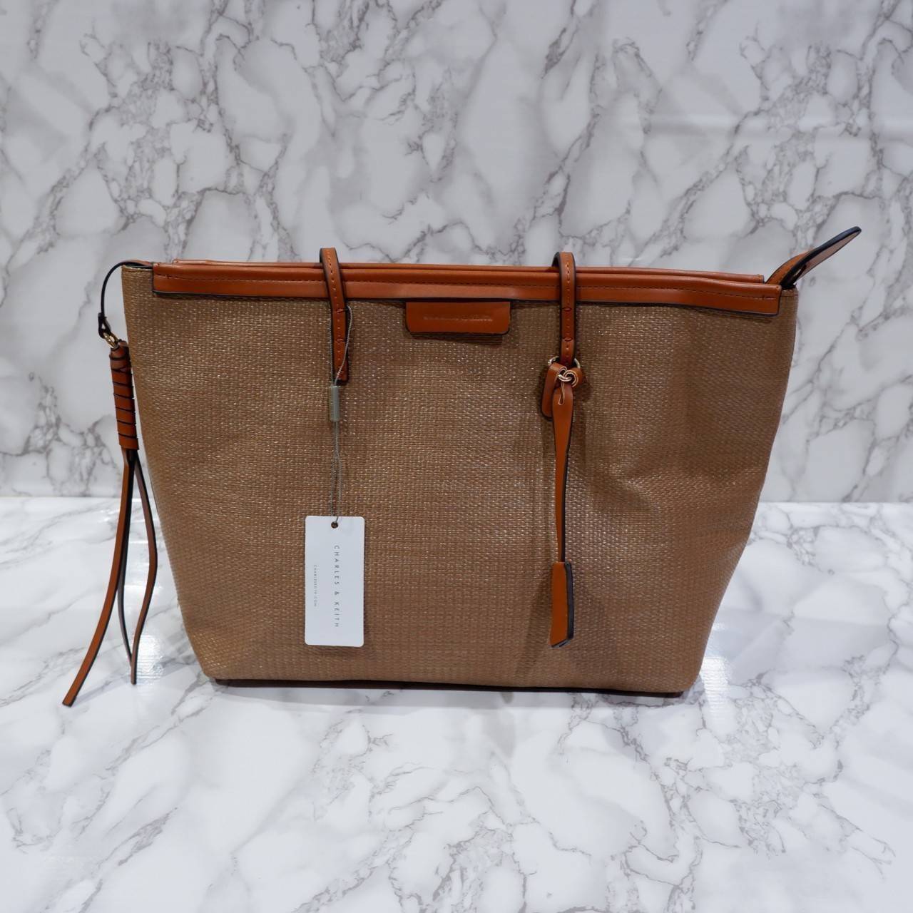 Charles & Keith Black Textured Tote Bag ฮอตฮิตตลอดกาลสำหรับรุ่นนี้ รุ่นยอดนิยม!! มากี่รอบกี่รอบก็ขายดี ใครไม่มีรุ่นนี้ติดตู้ไว้ถือว่าเชยมาก(!!) กระเป๋าสะพายทรง Shopping bag ใบใหญ่จุของได้ใจ น้ำหนักเบา โดดเด่นด้วย Textured วัสดุสานรอบใบ ตัดขอบหนัง สวยอยู่ท