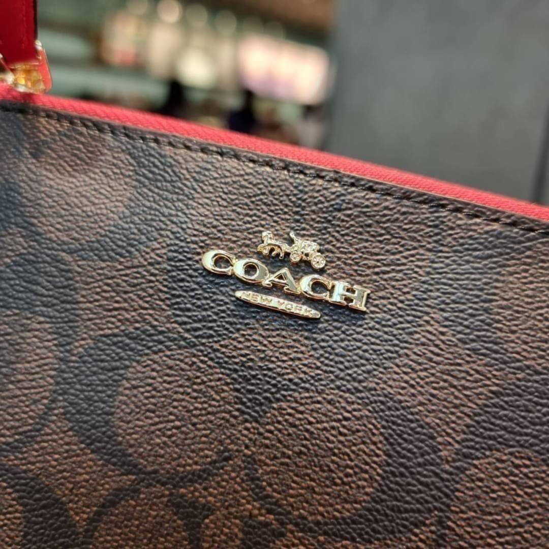 COACH F87591 DOUBLE CORNER ZIP WALLET IN SIGNATURE COATED CANVAS คล้องมือรุ่น 2 ซิป!! มาแล้วจ้า 🌟🤗 ไซส์นี้คือเหมาะมือจริงๆ พกง่ายเช่นเคย ไม่ต้องกังวลว่าจะเกะกะหรือกินพื้นที่กระเป๋าหลัก วัสดุหนังแคนวาสเคลือบลาย มีช่องหลักแยก 2 ช่อง ภายในบุผ