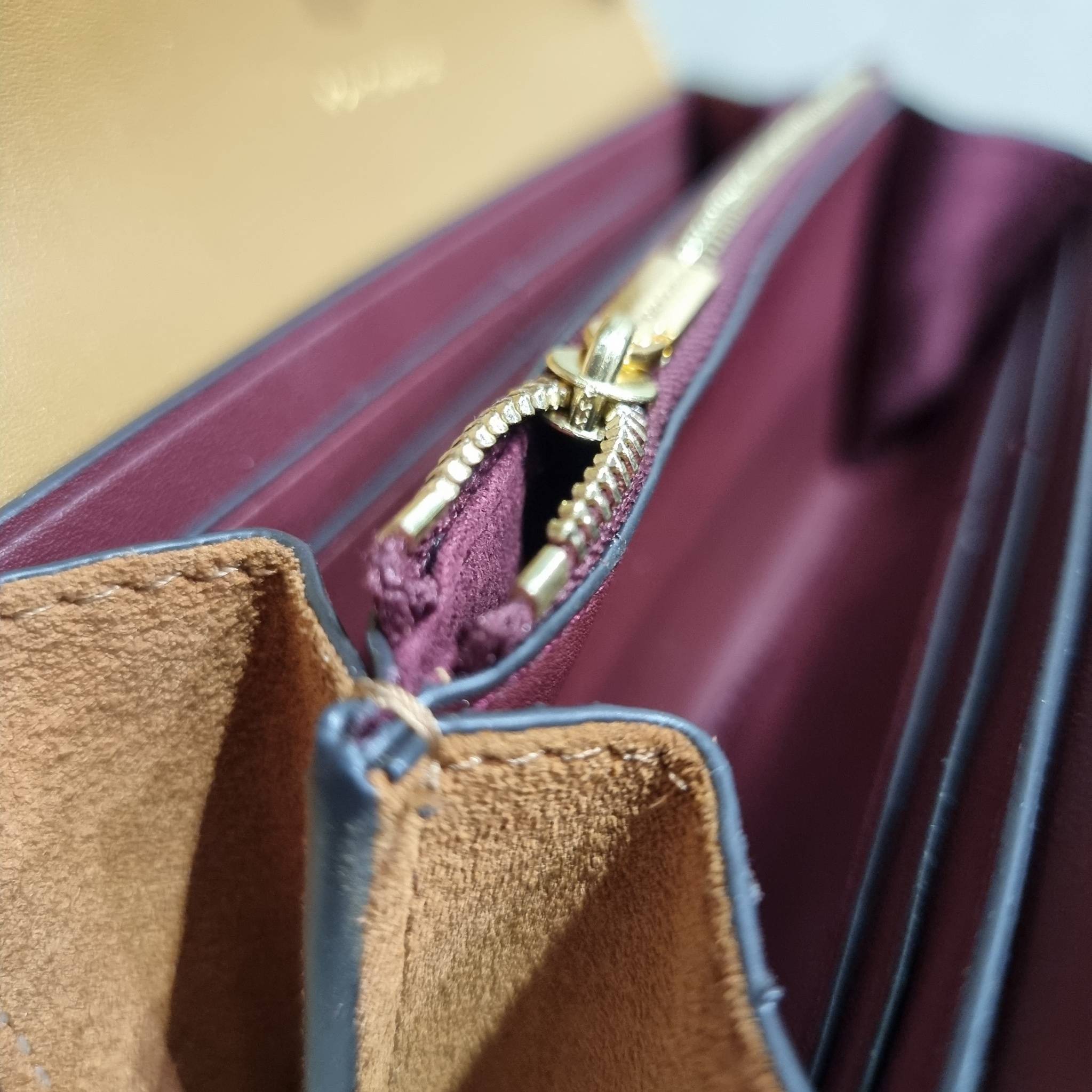 TORY BURCH T MONOGRAM JACQUARD CROSSBODY WALLET best seller ของคอลเลคชั่นนี้ ต้องไม่พลาด กับกระเป๋าสะพายกึ่งกระเป๋าสตางค์ ที่ช่วยให้ชีวิตง่ายขึ้น วัสดุผ้า jacquard ตัดสลับหนังแท้ เปิด-ปิดแบบฝาปิดแม่เหล็ก ภายในใส่ธนบัตรได้ มีช่องใส่บัตร และยังมีช่องซิปอีกด