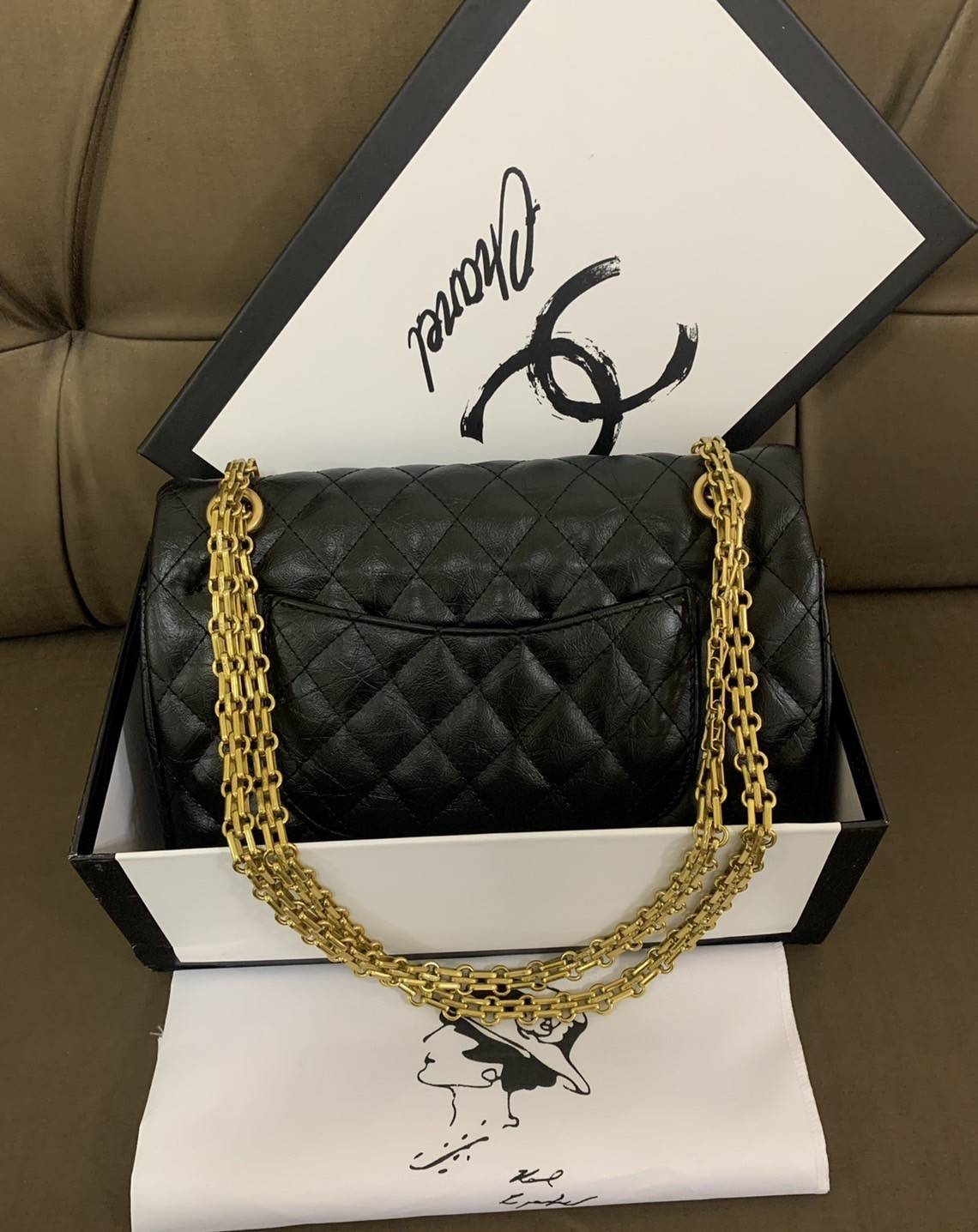 CHANEL ! Chanel Black Quilted Leather Limited Edition Lucky Charm Reissue Classic Bag กระเป๋าทรงคลาสสิคมาใหม่จาก Chanel วัสดุหนังแกะนิ่มกึ่งสังเคราะห์ ดีไซต์เป็นเอกลักษณ์ที่น่าจดจำ ด้านหน้าตกแต่งด้วยรูปสัตว์สิ่งของนำโชค อะไหล่ทอง มาพร้อมสายสะพายโซ่ทักทอเป