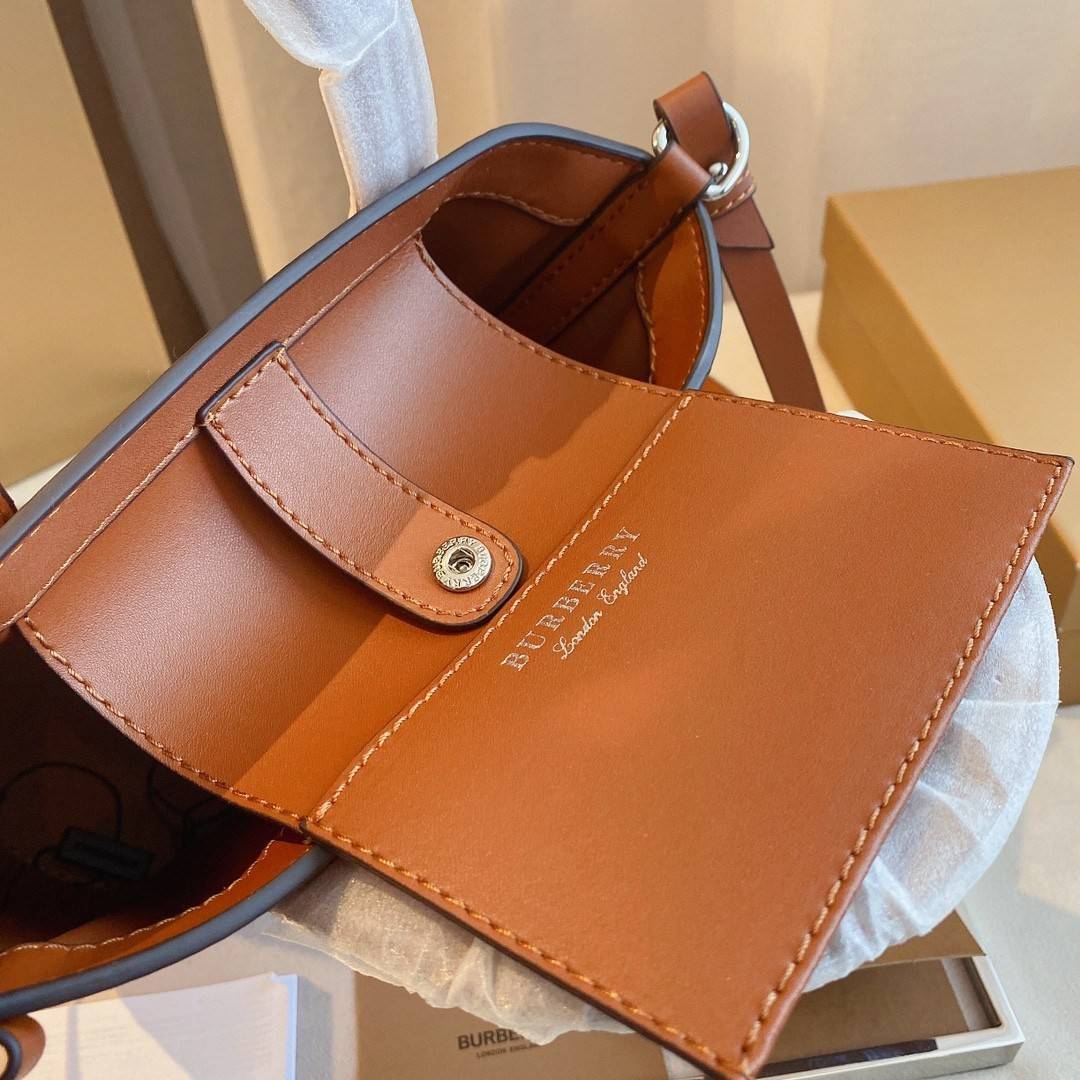 พรีเมี่ยมกิ๊ฟแท้ 100% 】BURBERRY MINI CANVAS CROSSBODY BAG *งานหรูมาก 👑👑 สินค้าพรีเมียมกิ้ฟท์เคาเตอร์น้ำหอมต่างประเทศ กระเป๋าทรง CROSSBODY ใบขนาดกำลังดี *ผ้าแคนวาสคาดหนังวัวแท้ อะไหล่ทอง