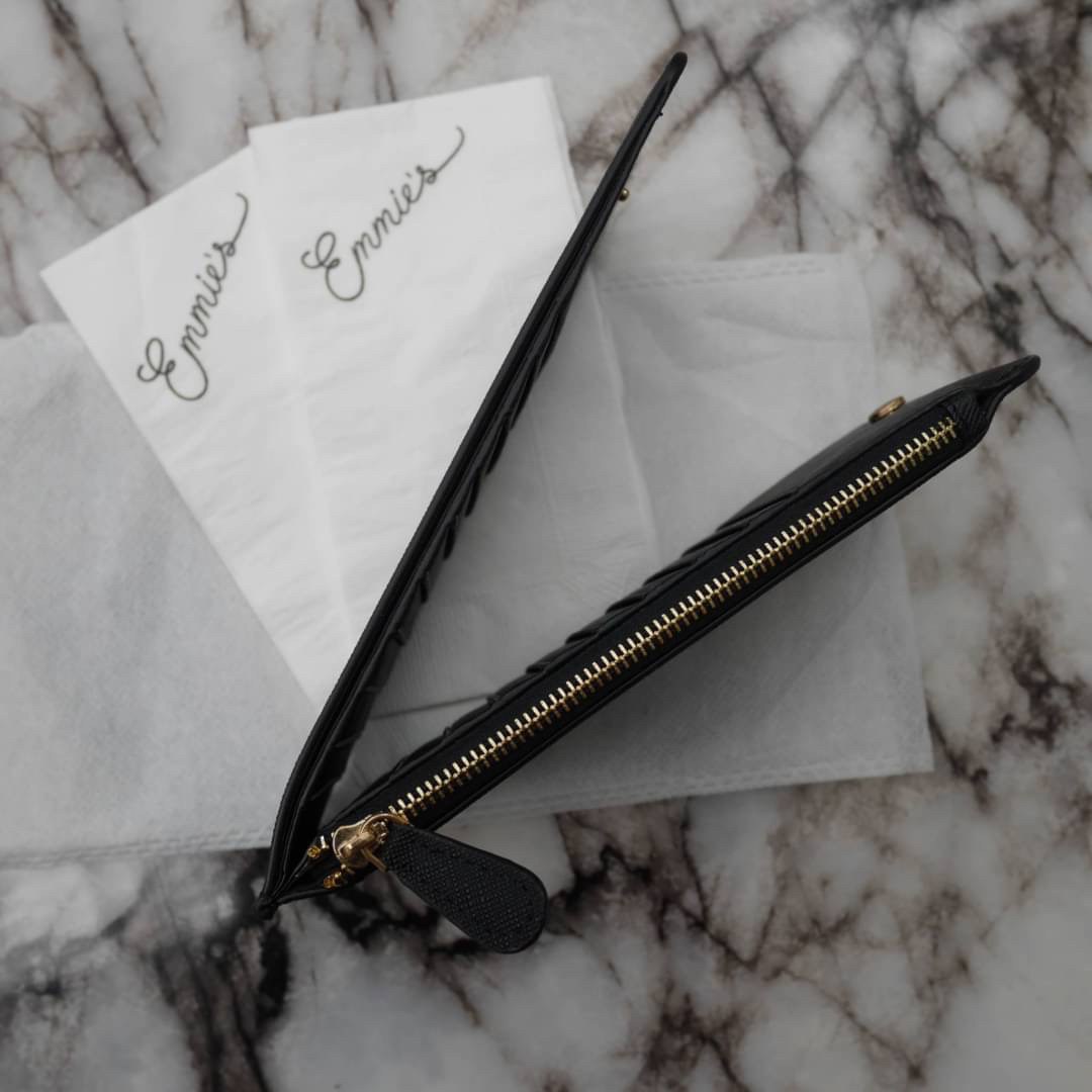 รุ่นขายดีเว่อร์วัง♡♡ PRADA LONG WALLET *สำหรับคนชอบใส่บัตรเยอะ กระเป๋าสตางค์ทรงสวย สะดุดตา หนังสัมผัส Safiano จากแบรนด์ PRADA มีช่องใส่นามบัตรมากถึง 16 ช่อง ด้านหน้ามีโลโก้แบรนด์สีทองหร