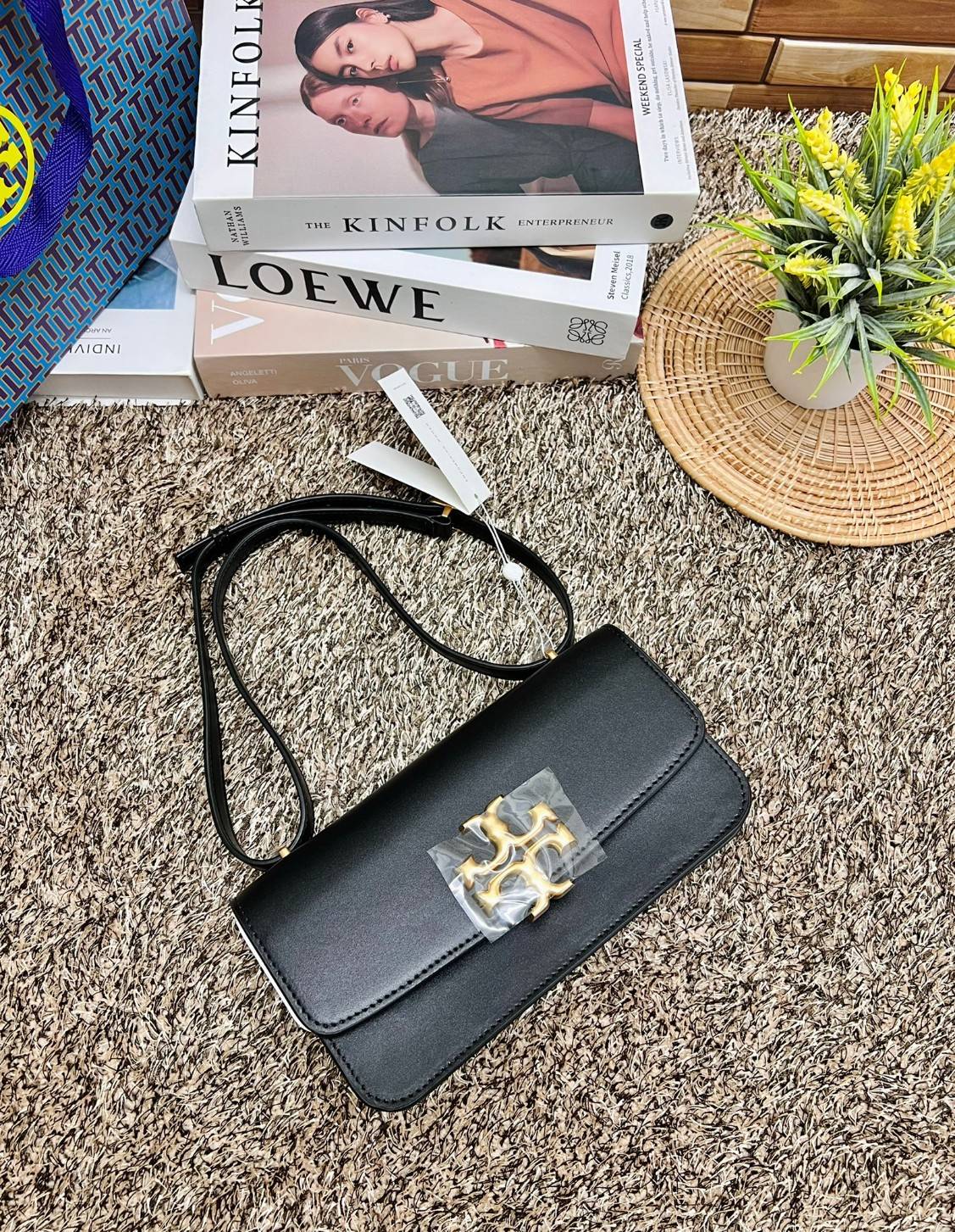 TORY BURCH ELEANOR CONVERTIBLE SHOULDER BAG ((89644)) รุ่นใหม่ สวยตามคนดังเซเลบกันเลยค่า! พร้อมส่ง ห้ามพลาดก่อนหมด ต้องมีติดตัวสักใบค่า กระเป๋าหิ้ว//คล้องไหล่ หรือสะพายข้างได้ หนังแท้เรียบ ผิวลื่น หรูมากๆสำหรับรุ่นนี้ เปิด-ปิดกระเป๋าแบบแม่เหล็กโลโก้แบรนด์