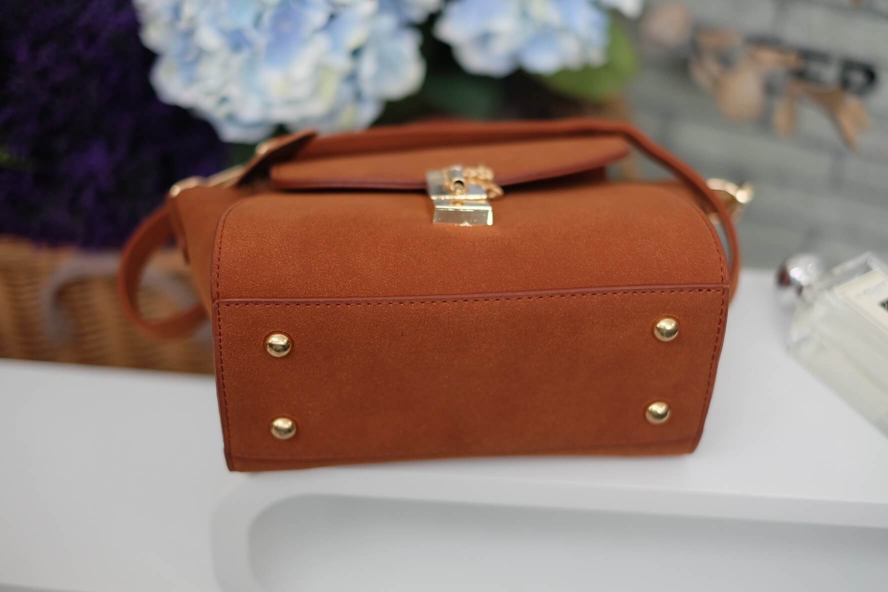 ทรงขายดี มาใหม่สวยหรูมากคะ 🌼 กระเป๋าถือ / สะพายจาก แบรนด์ KEEP รุ่น Amelia หนังกลับอย่างดี สวยคลาสสิคมากคะ #จุดเด่นใบนี้ - ขนาดกำลังดี ใส่มือถือ // กระเป๋าตังยาวได้คะ - ตัวล็อคด้านหน้าสวยหรู ปากกระเป๋ามีซิปปิดอีกที - ภายในมีผ้าซับในอย่างดี มีช่องใส