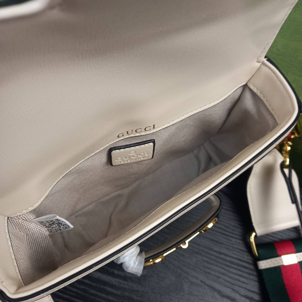 GUCCI HORSEBIT 1955 MINI BAG กระเป๋า crossbody รุ่นฮิต สุดหรูหรา คลาสสิค จุของสำคัญได้เยอะ มาพร้อมสายสะพายยาว 2 เส้น สามารถ ปรับระดับได้ ถอดออกได้ รุ่นนี้ใช้งานดีมาก บอกต่อกันถึงที่สุด ใช้ได้ทุกโอกาส เป็นอีกรุ่นที่โดดเด่นมากๆ