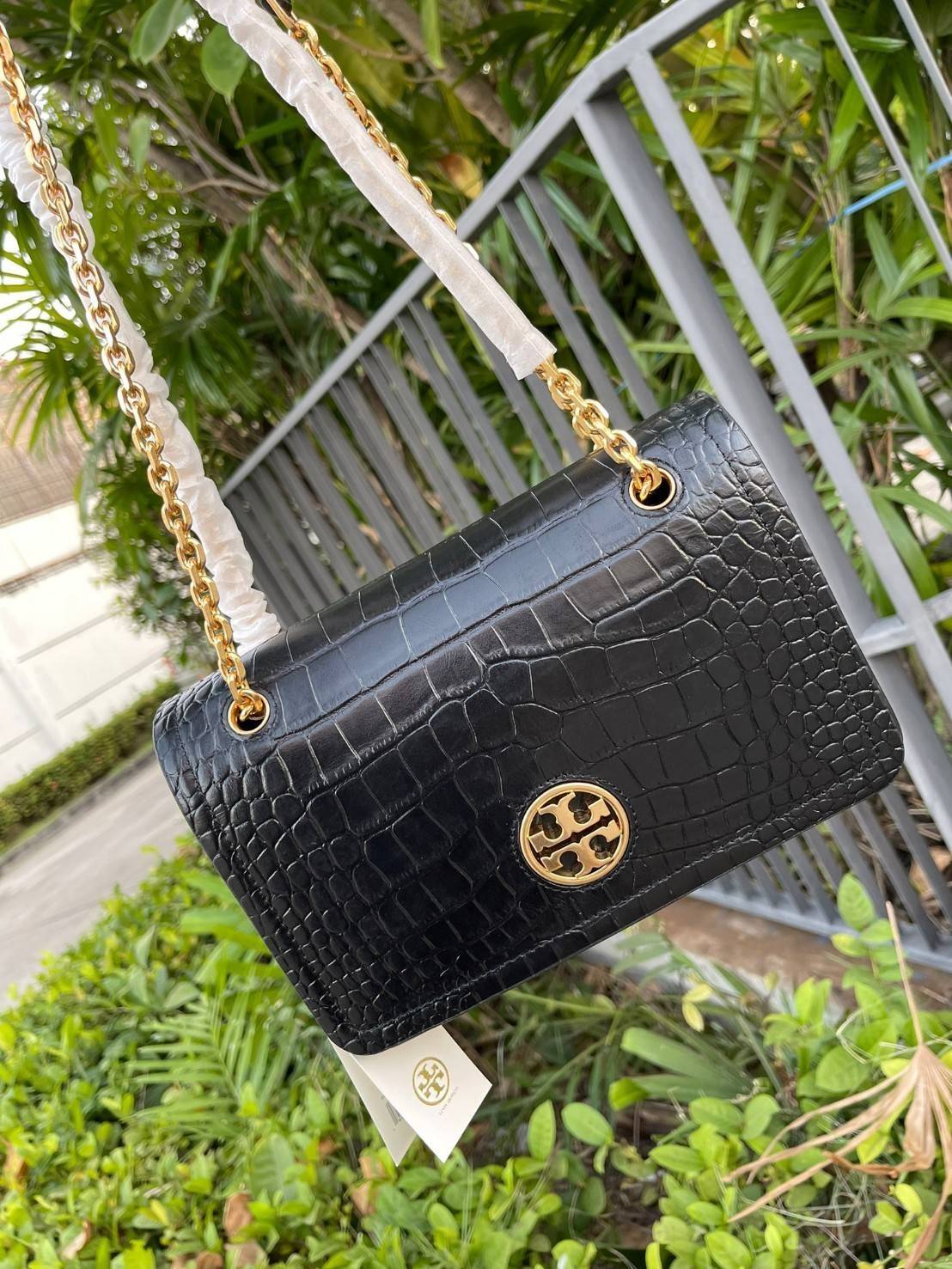 Tory Burch Black Carson Croc Embossed / TORY BURCH Carson Convertible Croc Leather รุ่นท็อปที่สาว ๆ หลายคนถูกใจ ด้วยทรงกระเป๋าคลาสสิกสุดเก๋ ใช้งานแบบไหนก็ดูดี ในลุคช์สาวหวานแบบสะพายสายคู่ หรือ ต้องการความคล่องตัวด้วยการสะพายแบบครอสบอดี้ มีดีไซน์ที่ Practi