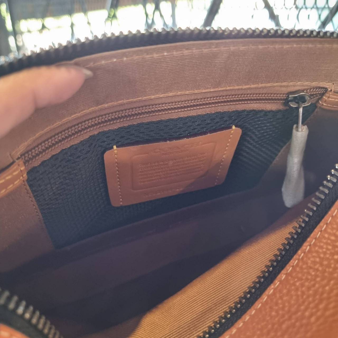 COACH C8445 CHARTER CROSSBODY 24 WITH HORSE AND CARRIAGE PRINT หล่อได้ไม่ซ้ำใคร กับไอเท็มใหม่ล่าสุด ชิคๆคูลๆ กับกระเป๋าสะพายข้าง ดีไซน์ทรงกล่อง ตกแต่งลวดลายดูโดดเด่น วัสดุหนังแคนวาสสลับหนัง pepble มีซิป 2 ฝั่ง ใส่ของได้จุใจ ของสำคัญใส่ไปเลยครบๆ สายสะพายปร