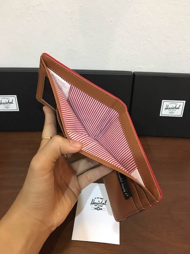 กระเป๋าสตางค์ Herschel Roy Wallet การออกแบบก็เน้นใช้งานพกสะดวกกระเป๋าสตางค์ใบไม่ใหญ่ขนาดมาตราฐาน ช่องใส่บัตร 5 ช่อง ป้ายโลโก้ Herschel แบบป้ายทอคลาสสิค ขนาดกำลังดีเหมาะมือ ถ้าซื้อให้เป็นของขวัญบอกเลยว่าถูกใจแน่นอนค่ะ