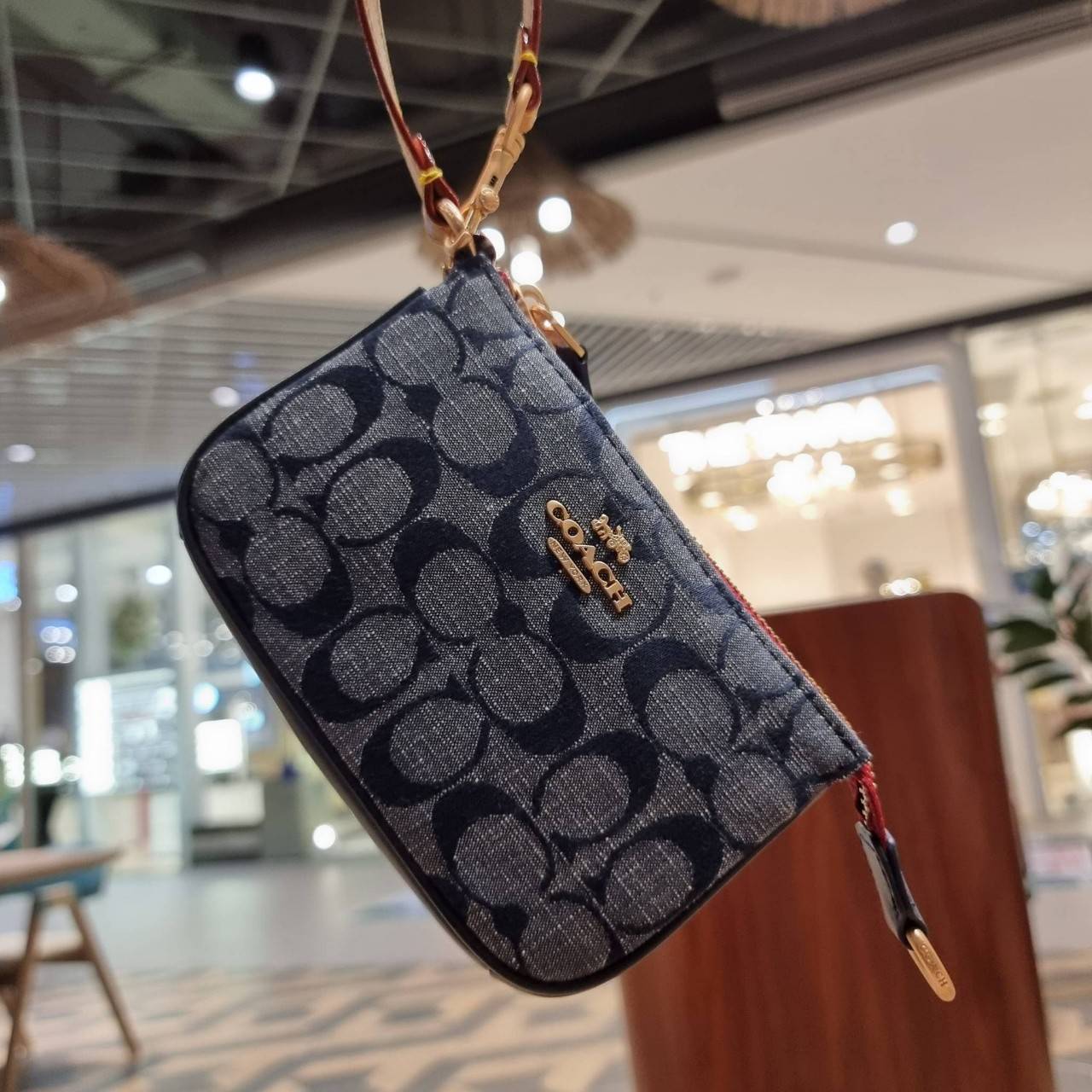 COACH C8665 NOLITA 15 IN SIGNATURE CHAMBRAY คอลเลคชั่น rare item น่ารักน่าใช้ ในสไตล์คลาสสิค กระเป๋าทรงพอชขนาดมินิ กึ่งคล้องมือใช้ได้ 2 สไตล์ ปรับสายให้มาเกี่ยวฝั่งเดียวเพื่อใช้เป็นคล้องมือ หรือปรับเกี่ยวอีกฝั่งใช้คล้องแขนก็เก๋มากมาย วัสดุผ้าแชมเบรย์ สวยค