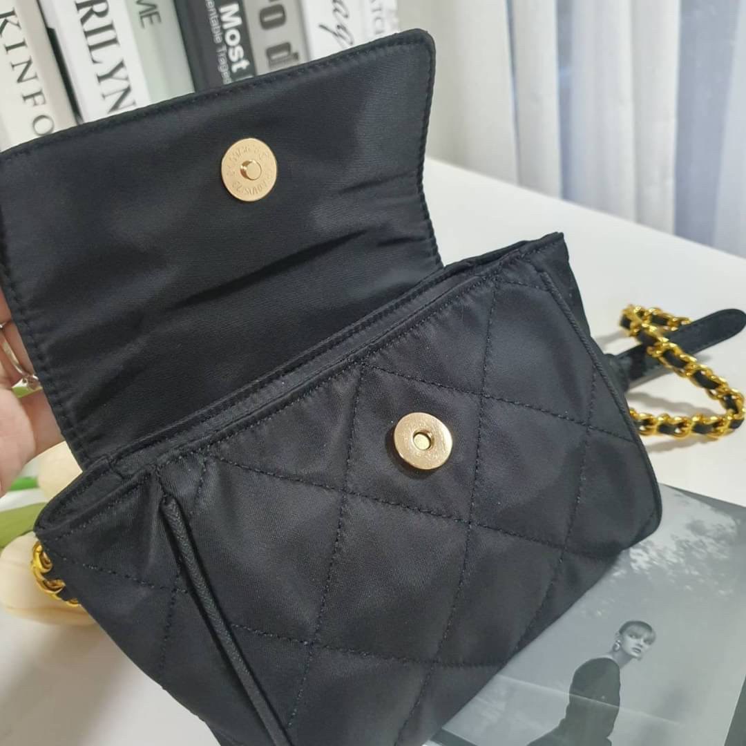 PRADA SHOULDER BAG ส่งตรงจากเคาเตอร์ต่างประเทศ นานๆจะมาทีคะ **ขนาดมินิปุ๊กปิ๊ก กับแบรนด์ Prada เก๋ ไม่ซ้ำใครแน่นอนคะรุ่นนี้ เปิดปิดด้วยกระดุมแม่เหล็ก ภายในบุผ้าแบรนด์ และ มีป้ายโลหะแบรนด์ **อะไหล่ทองเข้มทั้งใบ สามารถใส่Iphone11+ ได้ งานน่ารัก ราคาดี้ดีแบบ