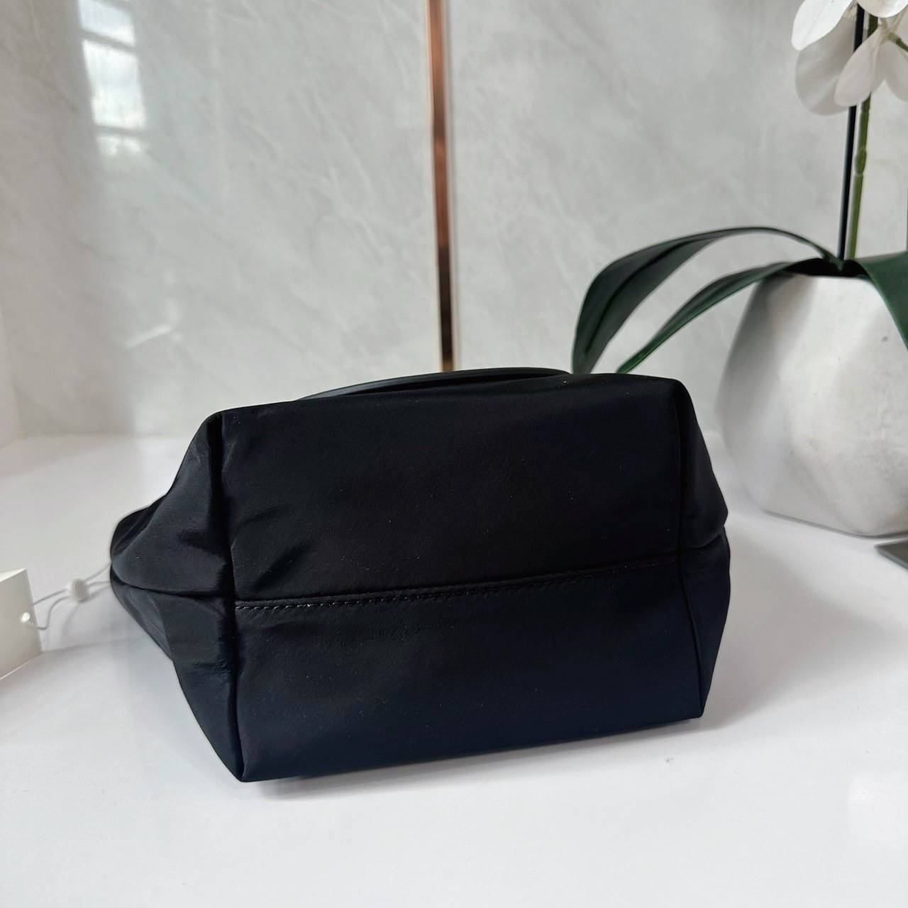 TORY BURCH Ella Chain Crossbody Nylon Bag กระเป๋าคล้องไหล่สายโซ่หรูหราโดดเด่นด้วยโลโก้หนังด้านหน้า สามารถปรับสะพายคอสบอดี้ สะพาลไหล่ได้