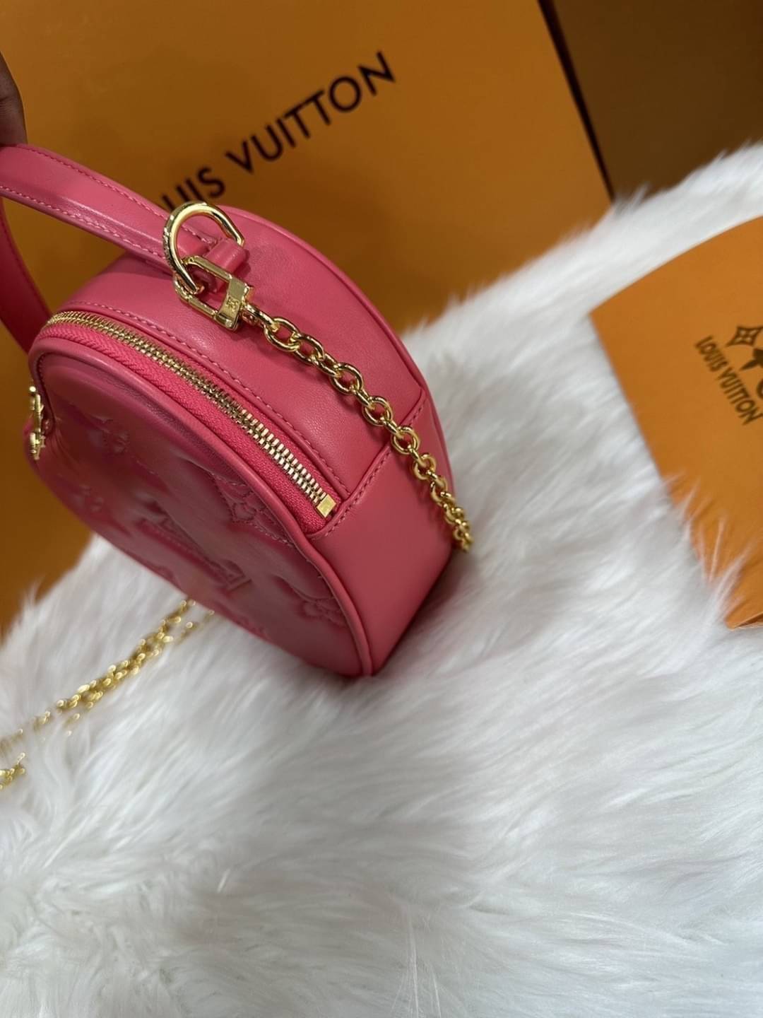 LV Pop My Heart pouch bag สวยมาก มงลงมาก!! กระเป๋าสะพายสุดคิ้วท์ ดีไซน์รูปทรงหัวใจไม่ซ้ำใคร น่ารักทุกสี น่าใช้ไปเลยแม่!!