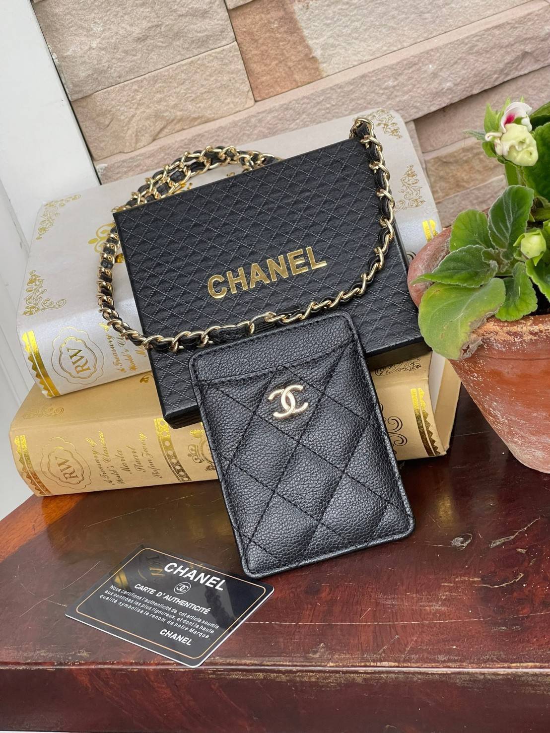 CHANEL Caviar Quilted Card Holder On Chain สายคล้องคอใส่บัตรรุ่นนี้การออกแบบเรียบง่ายแต่ดูแพงใส่การ์ดได้ทั้งด้านหน้า ด้านหลัง ตรงกลางมีช่องเพิ่มให้อีก1ช่อง ด้านหน้าประดับโลโก้ชาแนล ลายหนังคาเวียร์ ดูดีมีซิกเนเจอร์สุดๆ ใช้แล้วมีเอกลักษณ์ มาพร้อมกับสายโซ่ร้