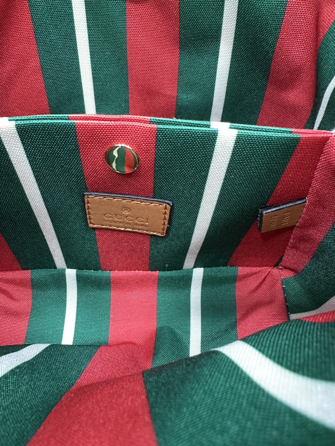 7.5" ORI หนังแท้ | Gucci GG Emblem small bucket bag กระเป๋าสะพายทรงบัคเก็ตใบเล็ก คอลใหม่ตีความประวัติศาสตร์แห่งความสง่างามและงานฝีมือของแบรนด์ขึ้นใหม่