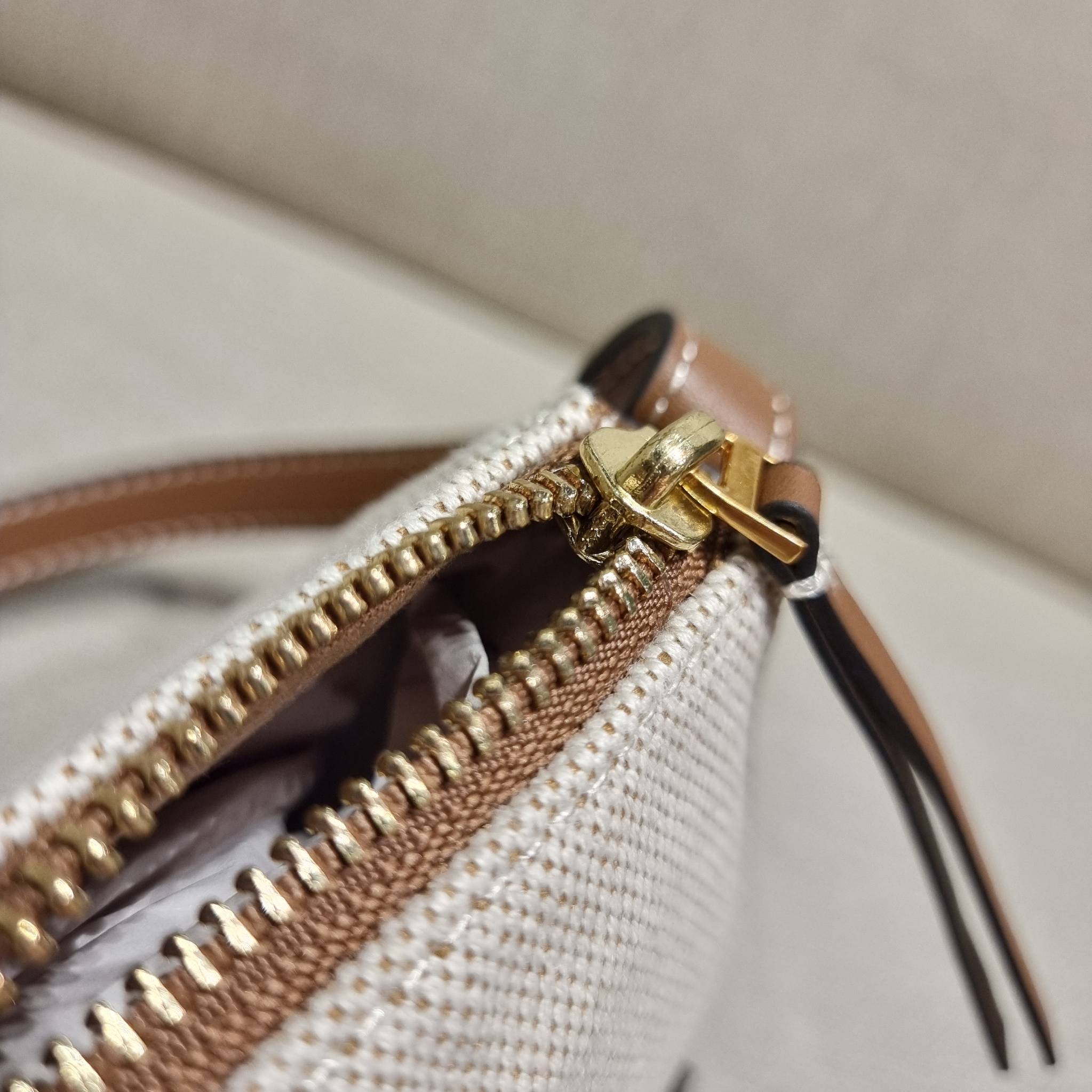 TORY BURCH MCGRAW CANVAS WEDGE กระเป๋าสะพายไหล่ ทรงสวยไม่ซ้ำ ไม่เกร่อ!! สะดวกใช้งาน ดีไซน์เรียบแต่แฝงความหรู และคลาสสิคในตัว วัสดุผ้าแคนวาสตัดสลับหนังแท้ สวยคม เปิด-ปิดด้วยซิป ภายในเป็นช่องโล่ง มีช่องย่อยเก็บบัตร มาพร้อมสายสะพายในตัว ปรับได้อีกเล็กน้อย ไอ