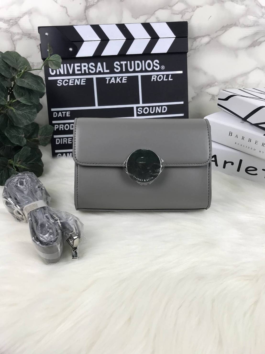 CHARLES AND KEITH CIRCULAR BUCKLE CROSSBODY BAG กระเป๋าสะพายครอสบอดีทรงคลัช ใบเล็กหนังเรียบสวย กระเป๋าสะพาย crossbody หนัง PU เรียบสวย สามารถถอดสายถือแบบคลัชได้ ด้านหน้าประดับด้วยตัวล็อค สุดเก๋ เป็นแผ่นกลมสีทองและสีเงิน ปั๊มแบรนด์ มาพร้อมสายสะพาย สามารถปร