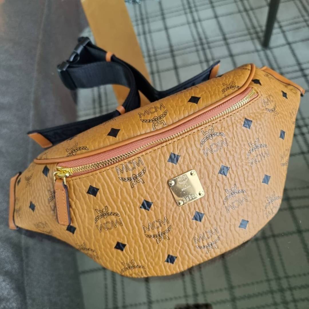 M.C.M STARK BELT BAG IN VISETOS รุ่นยอดฮิต!! หนุ่มๆสาวๆใช้ได้ไม่มีเบื่อ!! 🎉⭐️⚡️🛎 กระเป๋าคาดอกรุ่นขายดี ลายวิเซโต้เอกลักษณ์ ทั้งสปอร์ตและดูหรูในตัว ใช้งานง่าย ได้ทุกลุค วัสดุหนังแคนวาสคุณภาพดี มีช่องซิปหลัก และซิปรอง ภายในเป็นช่องโล่