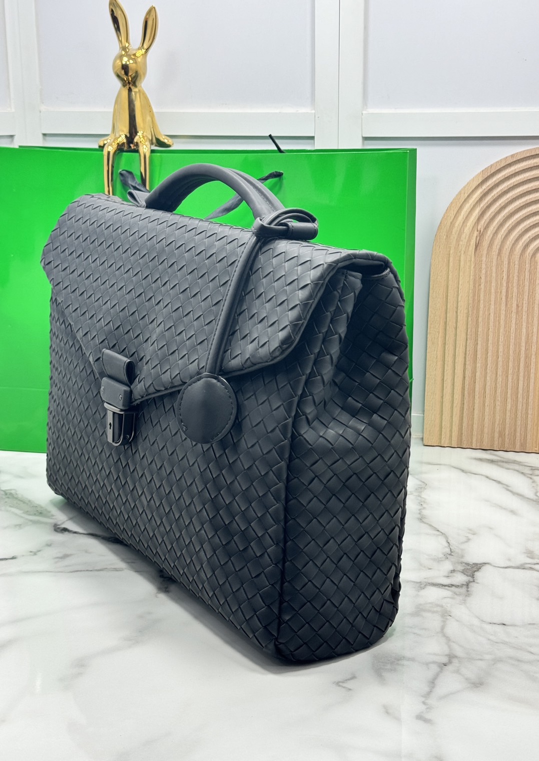 ORI หนังแท้ | Bottega Intrecciato Briefcase business Handbag / Bottega Messenger Bag กระเป๋าใส่เอกสาร กระเป๋าทรงแมสเซ็นเจอร์ สวยเรียบหรูคลาสสิกเป็นเอกลักษณ์ โดดเด่นด้วยงานสานตาราง ดีไซน์เรียบง่าย แต่ดูแพง ไอเท็มสุดปัง!!