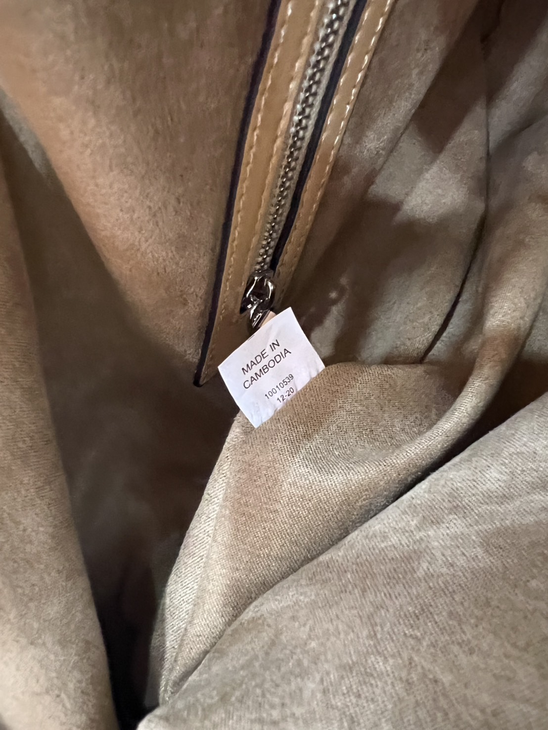 ORI หนังแท้ | Tory Burch T Monogram Balloon Bag 40cm กระเป๋าสะพายทรงโฮโบใบใหญ่ ถือหรือคล้องไหล่รูปทรงใหม่บอลลูนสวยหรูด้วยลายโมโนแกรมเต็มใบ ภายในโล่งกว้างจุของได้เยอะ คอลเลคชั่นใหม่มาแรง!