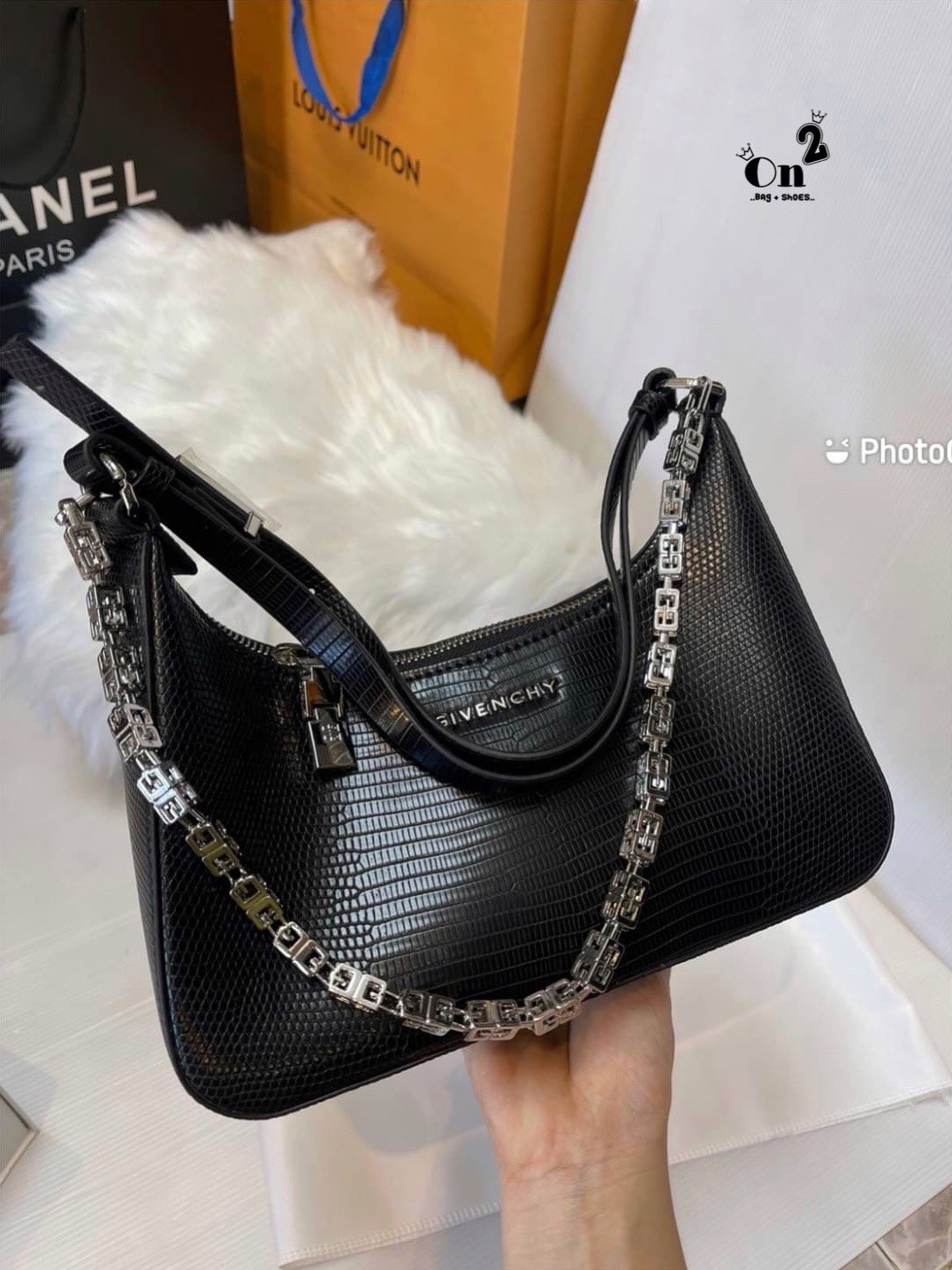 Givenchy Black Moon Cut Out Shoulder Bag พร้อมส่งที่ไทย กระเป๋าสะพายไหล่งานซิปใบเล็ก หน้าติดโลโก้แบรนด์มาพร้อมสายโซ่ งานสวยตามรูป อะไหล่เงิน สายสะพายปรับระดับได้ เกรดมิลเลอร์สวยหรู สาวๆ รีบจับจอง อย่าคิดนาน ราคานี้กับคุณภาพถือว่าคับแก้วมั๊กมากกกก ไม่ซื้อท