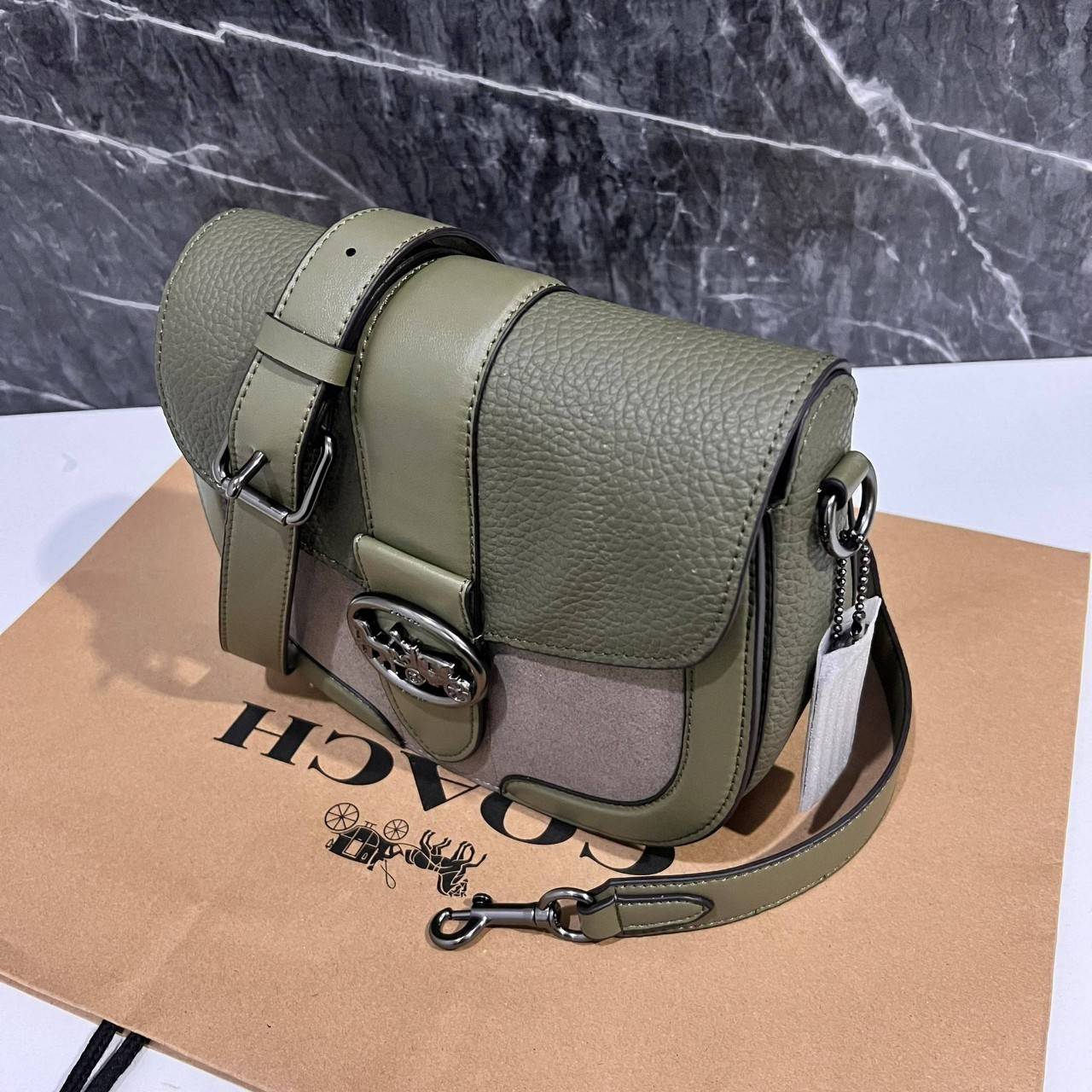 OUTLET 】COACH C2805 GEORGIE SADDLE BAG ใบงาม น้องน่ารัก สุดเรียบหรู เลยทีเดียว วัสดุหนังpebble ตัวกระเป๋าหนังแท้ ตรงกลางตัดกำมะหยี่เพิ่มความหรูหราอย่างลงตัว ภายในกระเป๋ามีช่องเอนกประสงค์กระดุมแป๊ก ซับในผ้า ด้านนอกกระเป๋าเปิด สายสะพายถอดปรับระดับ สำหรับสะพ