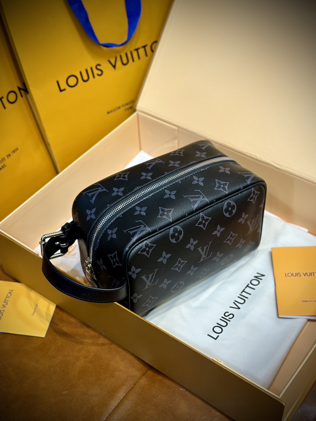 LV Trousse Toilette Locker Dopp Kit / LV Clutch Bag 22cm กระเป๋าถือทรงพอชหรือคลัช แบบคลาสสิกสวยงามเป็นเอกลักษณ์ มีหูหิ้วพกพาสะดวก เกรดออริ
