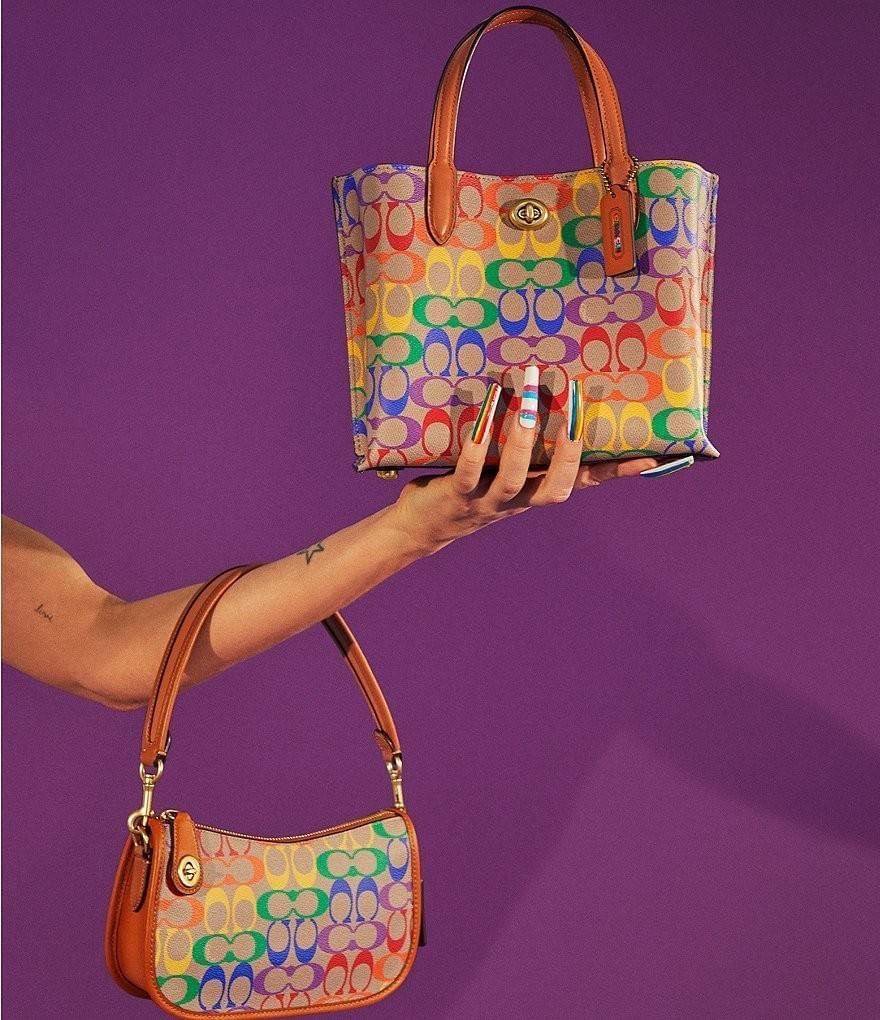 COACH CA102 WILLOW TOTE 24 IN RAINBOW SIGNATURE CANVAS ไปให้สุดกับความเลิศของลวดลายสายรุ้ง ที่แต่งแต้มลงบนกระเป๋าทรงโท้ท ไซส์กำลังสวย พกพาได้สะดวก มีตัวบิดล็อคที่ปากกระเป๋าด้านหนึ่ง และกระดุมแม่เหล็กอีกด้านหนึ่ง ภายในโล่งกว้าง เก็บของได้เป็นสัดส่วนไปเลย ม