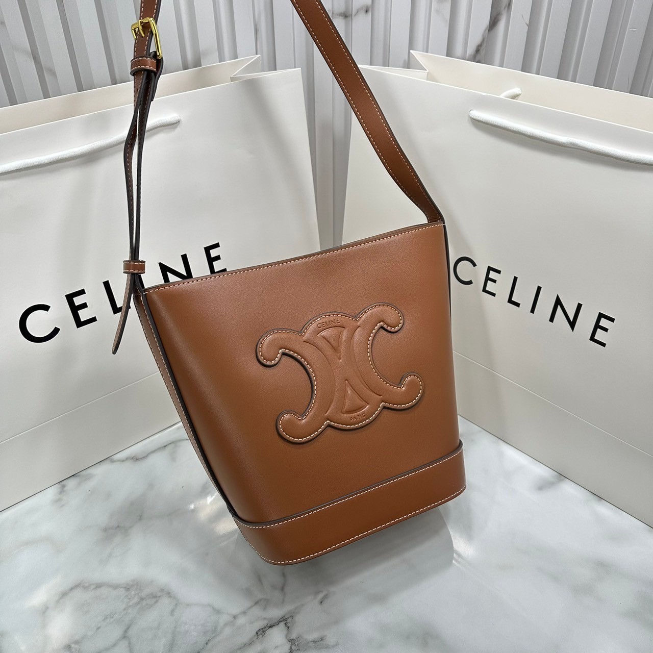 CELINE BUCKET CUIR TRIOMPHE bag in denim with full Triomphe กระเป๋าสะพายทรงบัคเก็ตเดนิม ปักลายแบรนด์สีขาวสวยโดดเด่น พิเศษพร้อมใบลูกสะดวกใช้งาน รุ่นฮิตข้ามปี งานสวยเรียบหรู ผู้ดีไปอีก