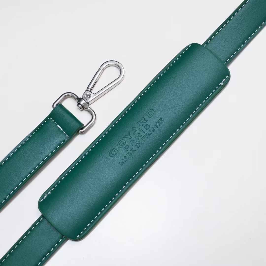 Goyard Boeing Travel 55 Duffle Bag กระเป๋าเดินทางใบใหญ่ ดีไซน์สวยคลาสสิกเป็นเอกลักษณ์ ไอเท็มที่จะทำให้การเดินทางไม่ธรรมดาอีกต่อไป ด้วยดีเทลความเป็นเอกลักษณ์ เรียบแต่หรู ภายในจุของได้เยอะมาก ใหญ่จริง!! ใบนี้คุ้มค่าราคามากๆ