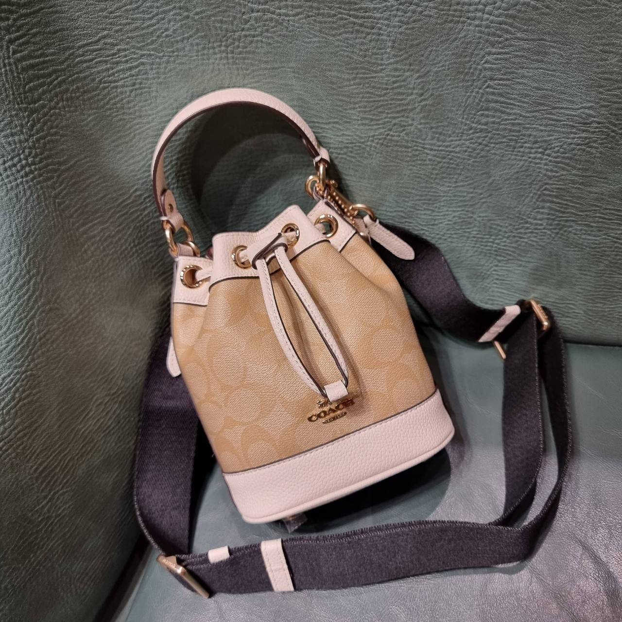 COACH C5121 DEMPSEY 15 DRAWSTRING MINI BUCKET BAG น้องคนสวยมาใหม่จ้า รุ่นใหม่กริ๊บ!! ยังไม่เข้าช็อปไทย ละมุนคุณหนูต้องมาแล้วแหละ กระเป๋าทรงถังไซส์มินิ ใช้งานง่ายด้วยการรูดหนังปิดรอบปากกระเป๋า ทุกอย่างลงตัวที่สุด!! มาพร้อมตัวห้อยรูปหัวใจสีทองกุ๊กกิ๊ก น่ารั