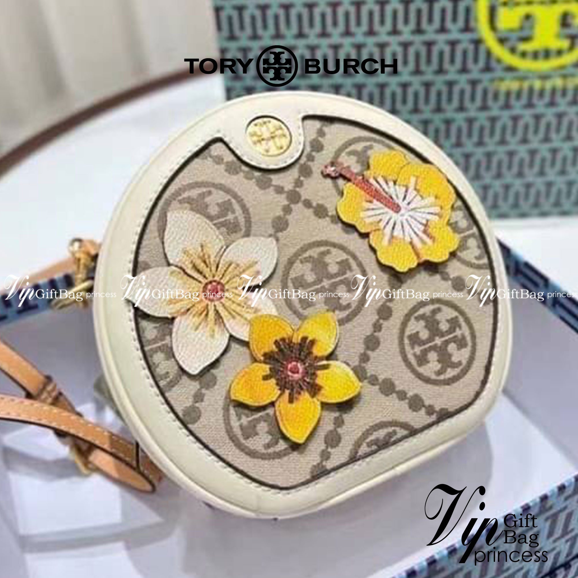 TORY BURCH MINI T MONOGRAM FLORAL BAG / Tory Burch crossbody Bag คอลเลคชั่นใหม่ พร้อมเสิร์ฟความสวยให้ถึงบ้าน!! กระเป๋าทรงยอดนิยม ไซส์มินิ ดีไซน์ใหม่ล่าสุด สไตล์งานคราฟ มีลูกเล่นประดับดอกไม้กับตัวกระเป๋า วัสดุผ้า jacquard ตัดสลับหนัง ภายในโล่งกว้าง ใส่ของส