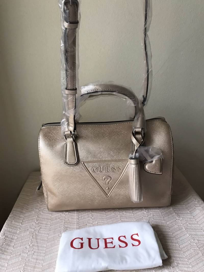 GUESS ทรง SPEEDY New arrival !! กระเป๋าถือ/สะพาย วัสดุหนัง Saffaino น้ำหนักเบา สวยเรียบหรูมากค่ะ เปิด/ปิดด้วยซิป วัสดุอย่างดี รอบตัวกระเป๋าเป็นลายตารางสวยงาม มีพู่หนังห้อยน่ารักค่ะ ภายในกว้างกำลังดี มีช่องเล็กใส่ของจุกจิก มีหูหิ้ว สายสะพายเลื่อนปรับระดับไ