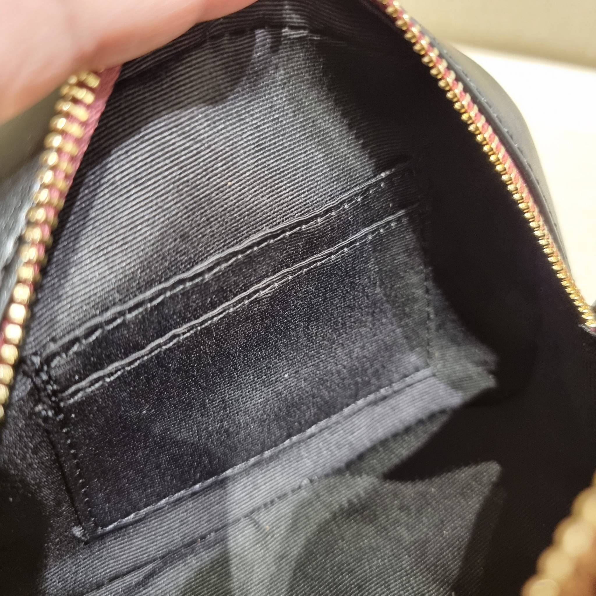 OUTLET 】COACH C5590 MINI SERENA CROSSBODY IN SIGNATURE CANVAS WITH STRIPE PRINT มาจ้าแม่ มาหนักๆอีกแล้ว กับคอลเลคชั่นที่ขายดี ขายหมด ไม่เคยพอจะขาย!! มินิเซเรนา ดีไซน์สดใส น่ารักน่าใช้ที่สุด วัสดุหนังแคนวาสเคลือบลาย เปิด-ปิดด้วยซิป สะดวกใช้ ภายในเป็นช่องโล