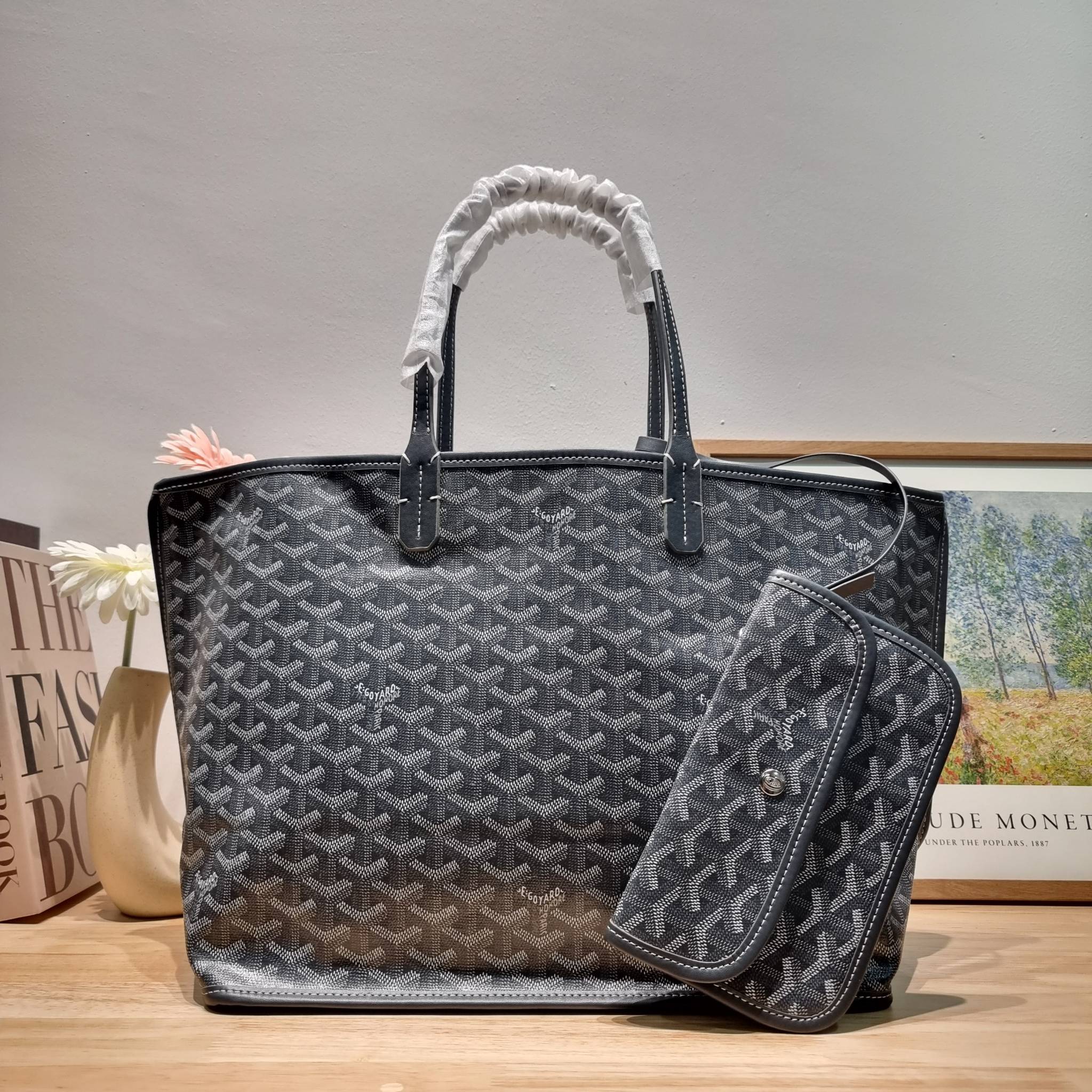 GOYARD ANJOU REVERSIBLE TOTE กระเป๋าสะพายทรงโท้ท ใบใหญ่จุใจ!! กลับด้านใช้ได้ทั้ง 2 ด้าน มาครบสีขายดี เลิศทุกสี รูปทรงคลาสสิค ดีไซน์เป็นเอกลักษณ์ ใช้งานได้หลากหลาย สามารถกลับด้านใช้ได้แบบไม่มีเบื่อ วัสดุหนังแคนวาสพิมพ์ลายสวยคม