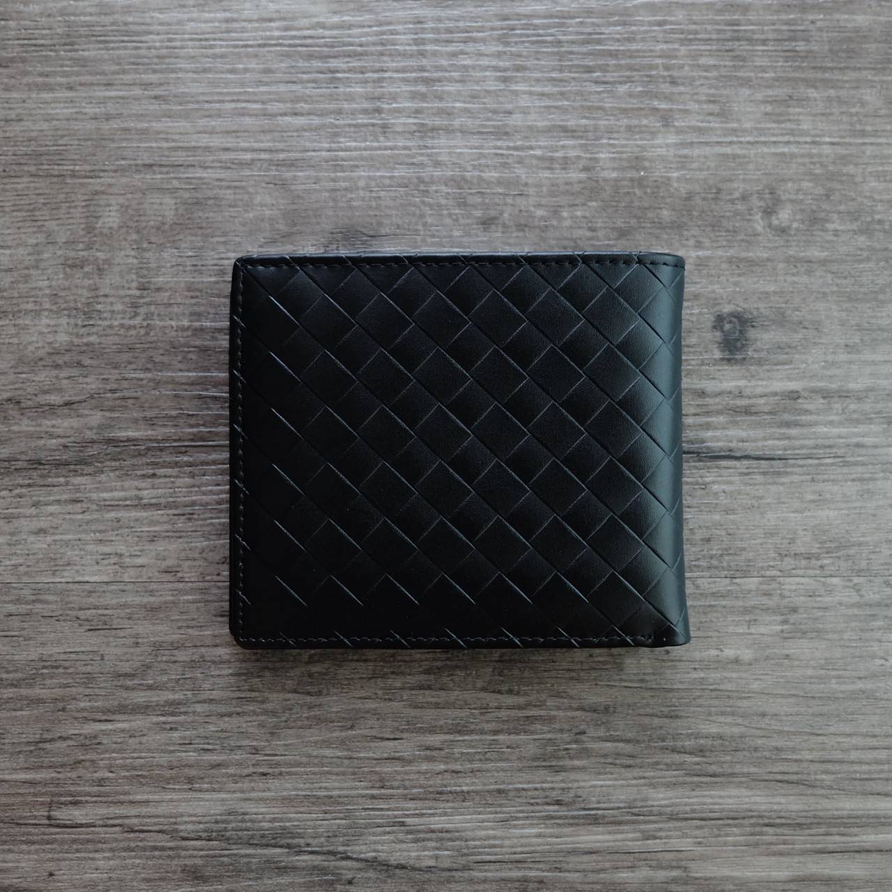 Calvin Klein Short Wallet กระเป๋าสตางค์ใบสั้น หนังลายสานรอบใบ ด้านหน้ามี logo brand ภายในมีช่องใส่ธนบัตร, บัตร, และช่องใส่รูป จะมอบเป็นของขวัญหรือใช้เองก็แนะนำค่ะ