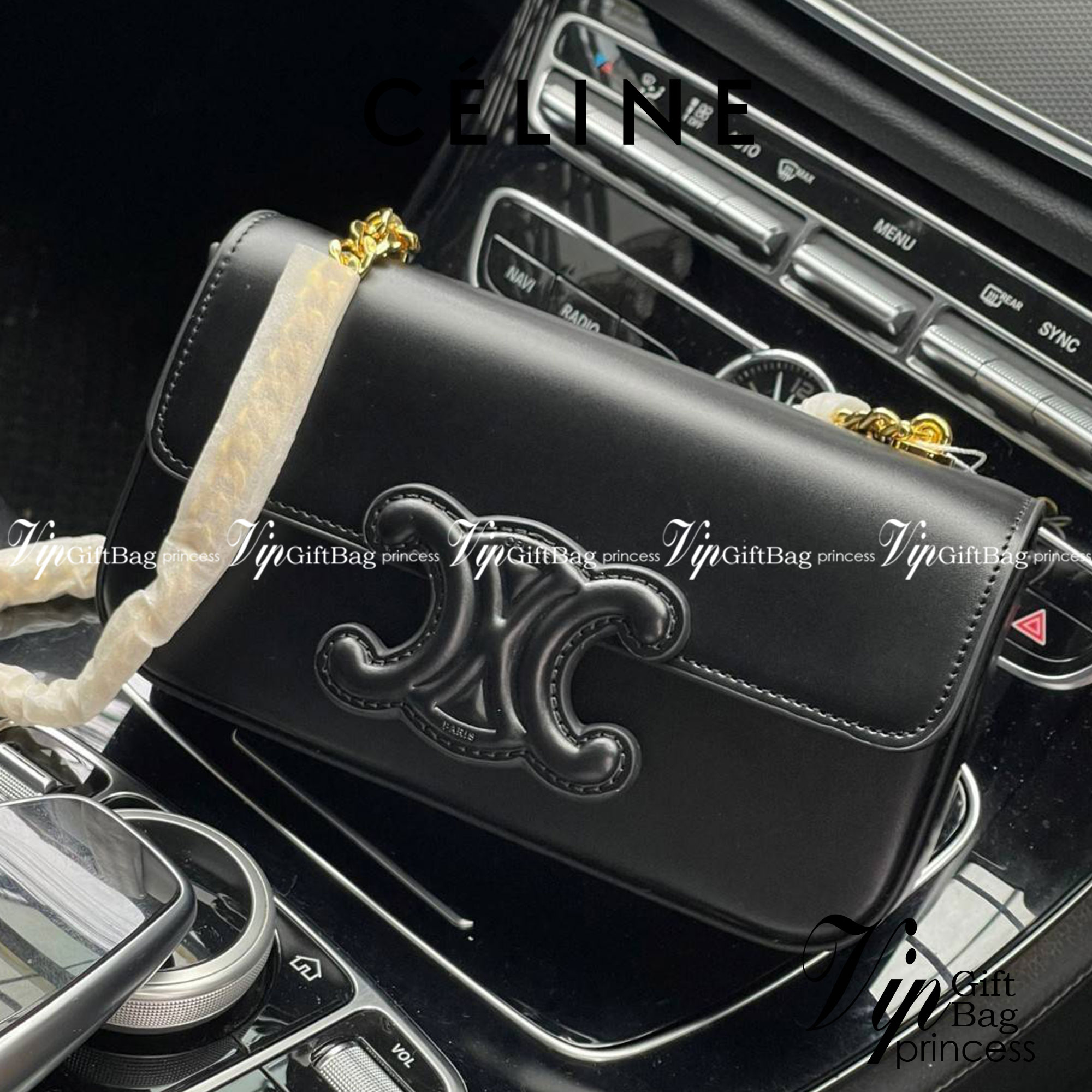 Celine Chain Shoulder Bag Cuir Triompe In Triompe เป็นกระเป๋าถูกประดิษฐ์ขึ้นในรูปทรงมินิมอล นับว่าเป็นกระเป๋าอีกหนึ่งรุ่นในซีรีส์ Triomphe ที่ได้รับความนิยมอย่างมาก โดยเป็นกระเป๋าสะพายไหล่ทรงสี่เหลี่ยมผืนผ้าที่อัดแน่นไปด้วยกลิ่นอายความคลาสสิกตามแบบฉบับของ