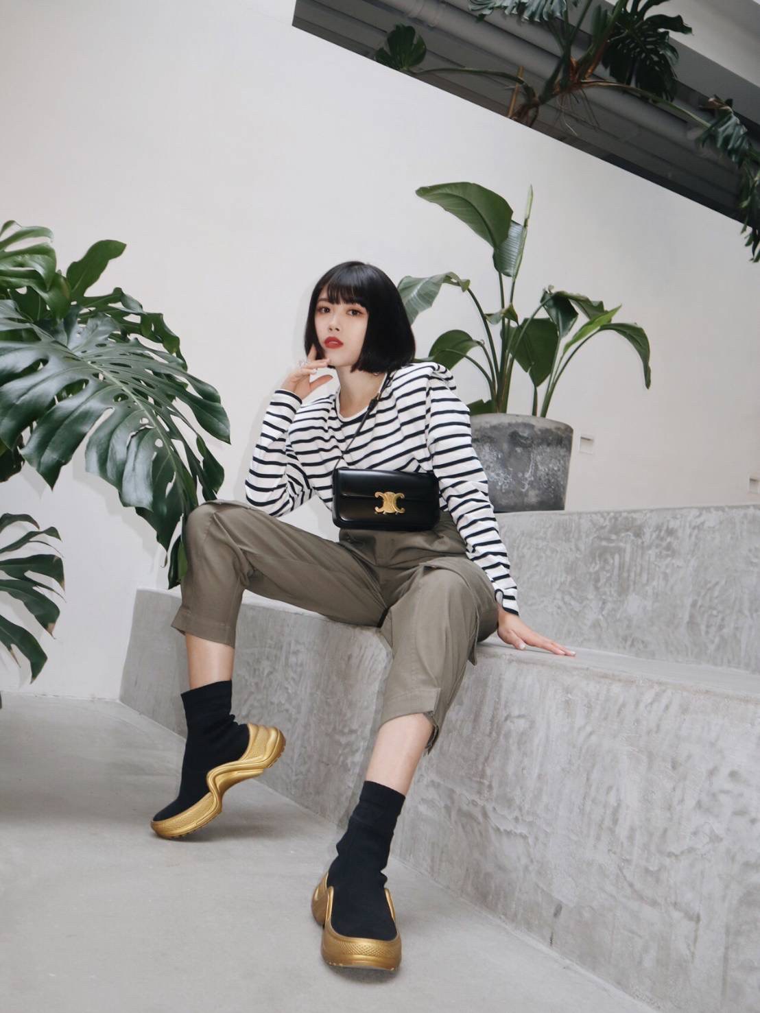 พร้อมส่งที่ไทยแล้วกับ CELINE TRIOMPHE SHOULDER BAG หนังทั้งใบลายสวยหรู ด้านในเปิดด้วยด้วยที่บีบโลโก้อะไหล่ทอง จุของได้กำลังดี ใส่โทรศัพท์ กระเป๋าสตางค์ใบสั้น ของจุกจิกได้ เหมาะกับสาวๆในวัน