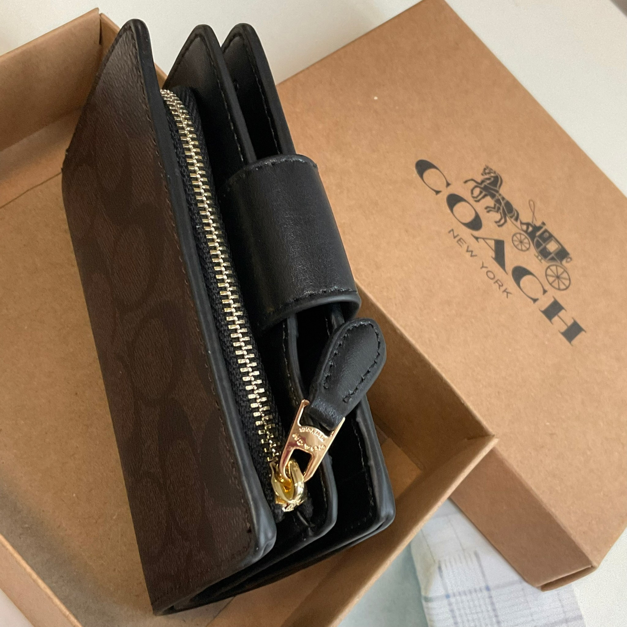 COACH SMALL WALLET IN SIGNATURE CANVAS กระเป๋าสตางค์ใบกลาง แบบพับสองตอน หน้าจดหมาย เปิดปิดด้วยกระดุมปั้มแบรนด์ ด้านในมีช่องใส่บัตรหลายช่อง พร้อมช่องใส่รูป และช่องใส่ธนบัตร ด้านหลังมีช่องซิปเหรียญอีกหนึ่งช่อง น้ำหนักเบา พกพาสะดวก อะไหล่ทองสุดหรู ห้ามพลาดค่