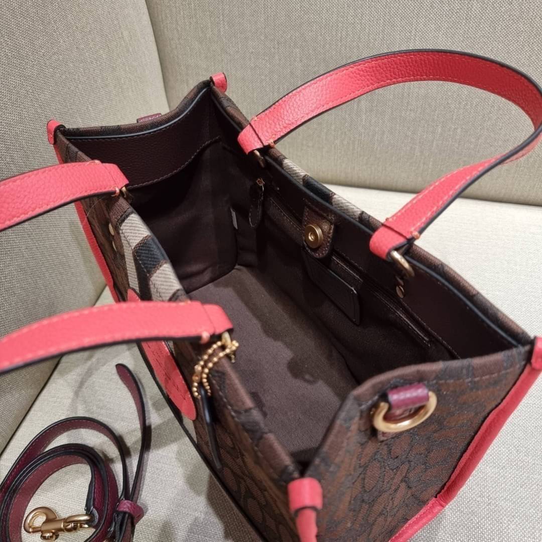 ใบใหญ่ COACH 4113 DEMPSEY CARRYALL IN SIGNATURE JACQUARD WITH STRIPE AND COACH PATCH ใบใหญ่ จุใจ คอลเลคชั่นใหม่ สีที่สาวๆรอคอย สวยคม ละมุนและมีความหรูในตัว กับกระเป๋าทรงโท้ท ไซส์ใหญ่ที่สามารถจุของได้แบบไม่ต้องกังวล ฟังก์ชั่นการใช้งานสะดวกที่สุด มีทั้งสายค