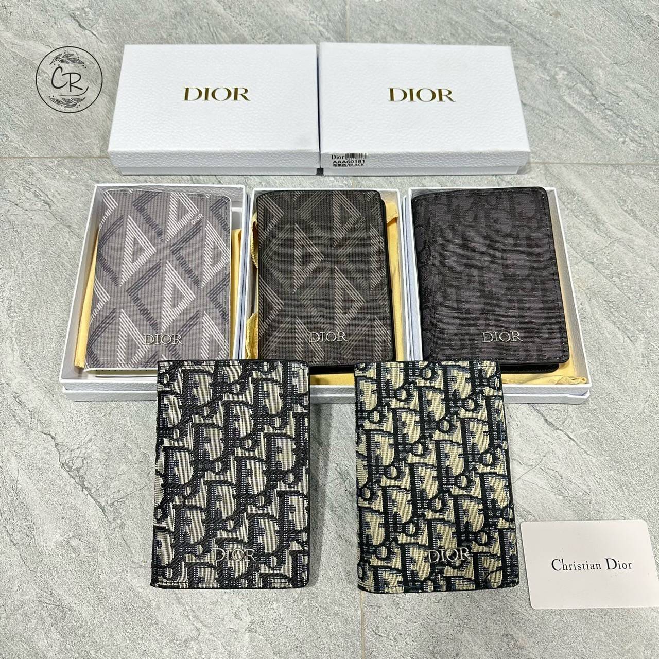 DIOR CARD HOLDER กระเป๋าใส่บัตร ไอเท็มที่จัดสรรความเป็นระเบียบให้คุณได้ง่าย ยังคงความหรูหรา เป็นสัดส่วนคล่องตัว มาพร้อมเสิร์ฟครบเซ็ท ในราคาน่ารักๆ ห้ามพลาดจ้า