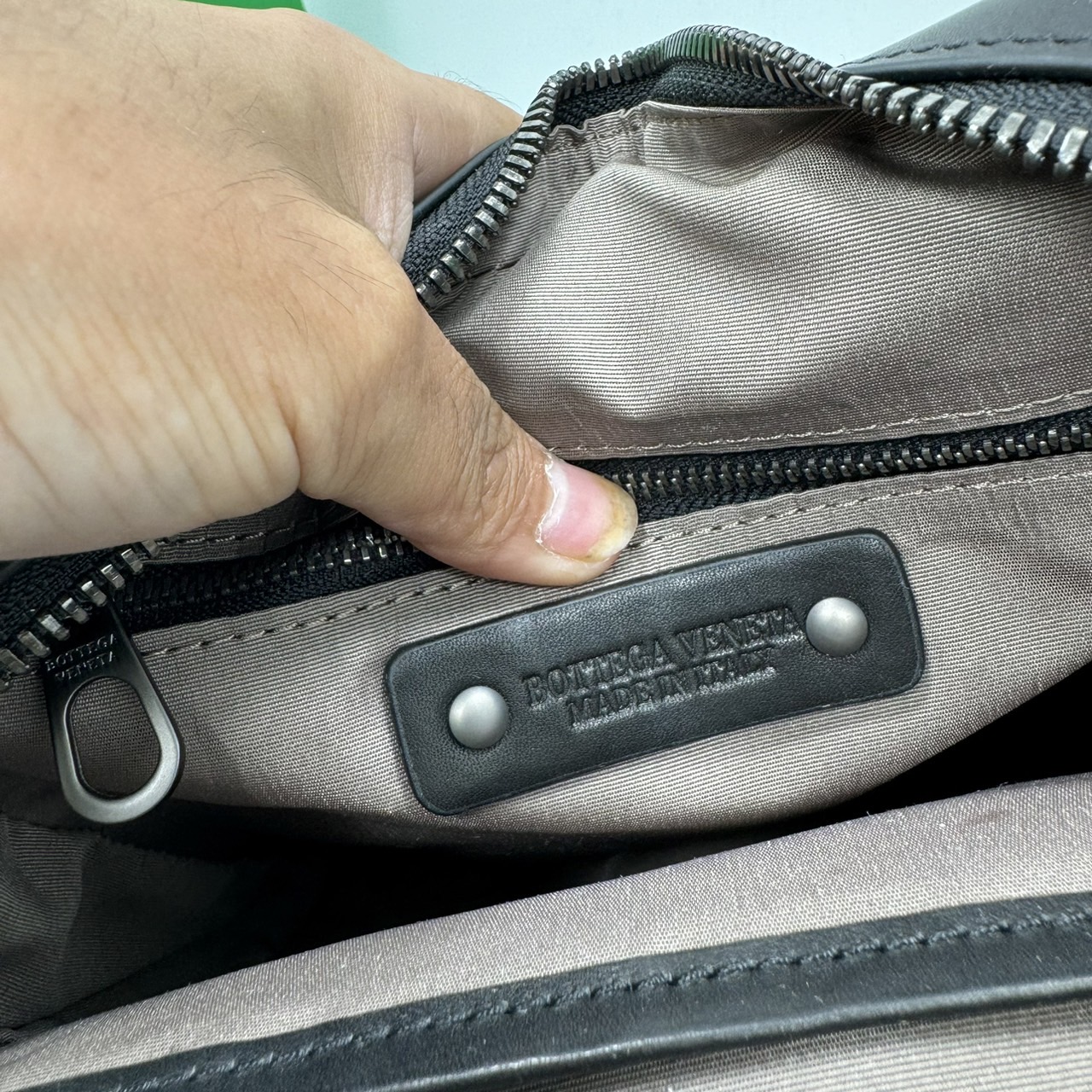 BOTTEGA Messenger Bag / BOTTEGA Crossbody Bag กระเป๋าสะพายเมสเซนเจอร์ ดีไซส์สานเป็นเอกลักษณ์ everyday look เอาใจหนุ่มๆ สวยเท่คลาสสิก