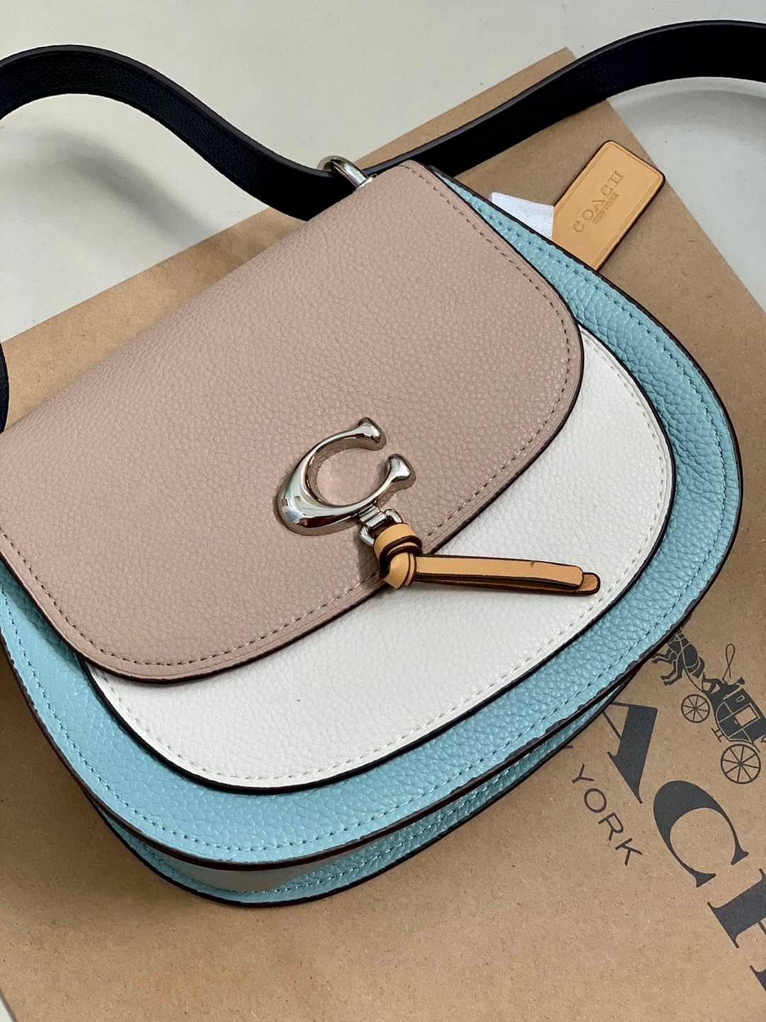 OUTLET 】COACH REMI SADDLE BAG IN COLORBLOCK ((1330)) รุ่นแนะนำ คลาสสิคน่าใช้มากๆ วัยใสๆใช้ดีค่ะ 😘 พร้อมส่งที่ไทยอีกครั้ง! กระเป๋าสะพายข้าง//ครอสบอดี้ร์//หรือทบเป็นสายคู่สะพายไหล่ได้ค่ะ แล้วแต่ชอบเลยค่ะ! วัสดุหนังแท้ ลายหนังสวยมากๆค่ะรุ่นนี้ หลงรัก