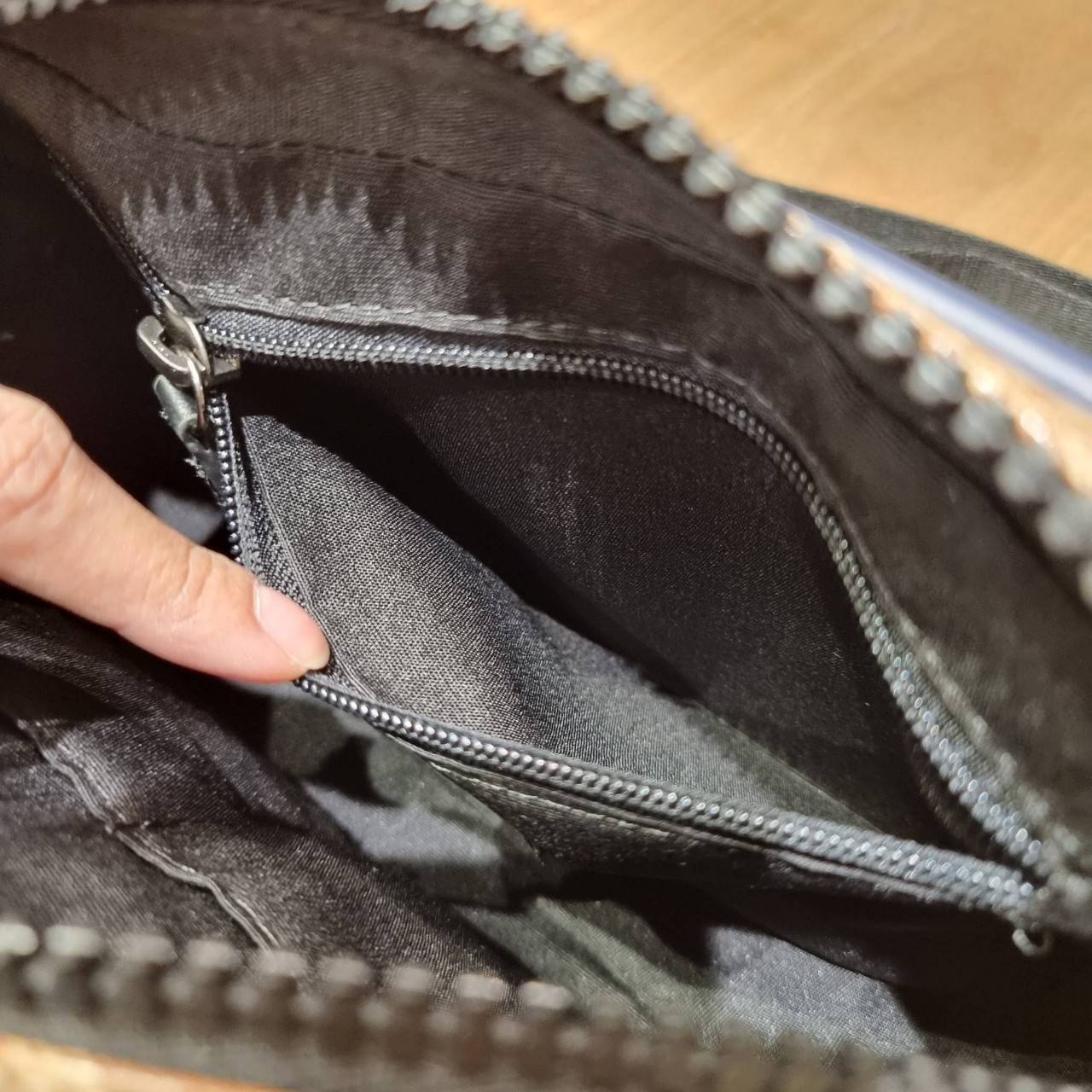 COACH EDGE CROSSBODY WITH CAMO PRINT ((2381, 2373)) ความเท่ never die!! กระเป๋าครอสบอดี้ทรงยอดฮิต ที่หนุ่มๆไม่ควรพลาด รูปทรงดีไซน์คลาสสิค ใช้งานง่าย วัสดุหนังแท้ตกแต่งตาข่ายพร้อมลายพริ้นท์ด้านหน้า สุดคูล!! ตัวกระเป๋ามีซิปหลัก และซิปด้านหน้า พร้อมช่องแยกด้