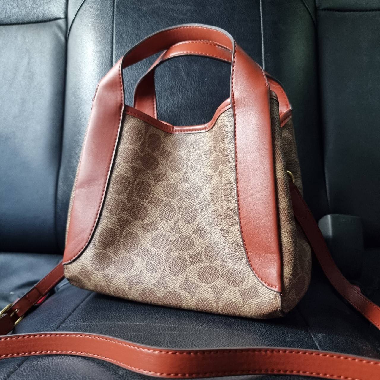 COACH 79251 HADLEY HOBO 21 IN SIGNATURE CANVAS ไอเท็มยอดนิยม คลาสสิคในทุกโอกาส กระเป๋าทรงโฮโบ ทรงสวยใช้งานได้ทุกลุค แมชท์ง่ายกับทุกสไตล์ วัสดุหนังแคนวาส ดีไซน์เอกลักษณ์ เปิด-ปิดด้วยกระดุมแม่เหล็ก มีตะขอล็อคที่ปากกระเป๋าเพื่อปรับทรงใช้งานได้ ภายในโล่งกว้าง