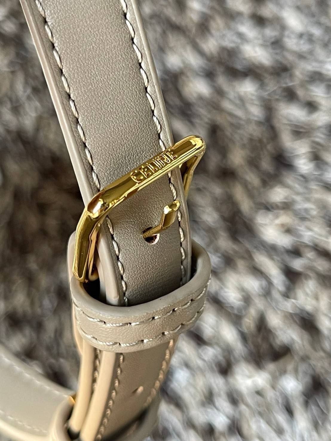 Celine MEDIUM TRIOMPHE BAG IN SHINY มีรูปทรงเป็นกล่องคล้ายกับกระเป๋า Classic Box แต่มีการออกแบบโลโก้ที่สะดุดตาแบบวินเทจ ด้วยดีไซน์ที่ดูโฉบเฉี่ยว แต่คงความคลาสสิคอย่างเต็มเปี่ยม ทำให้เป็นที่ดึงดูดความสนใจของสาวๆ สายสะพายสามารถปรับระดับได้ มีความคล่องตัวในก