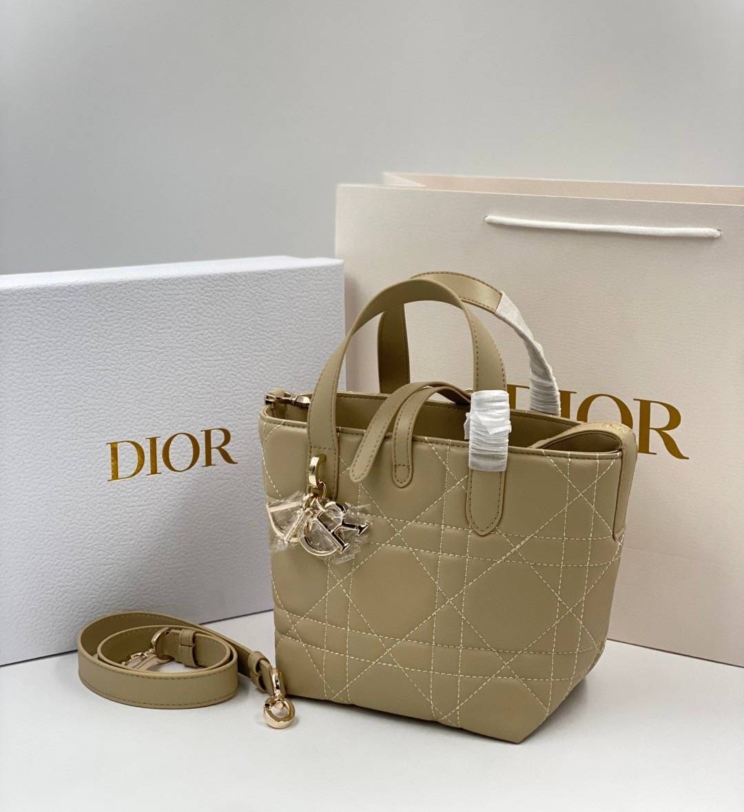 ORI | หนังแท้ DIOR Small Toujours vertical tote bag กระเป๋าทรงโท้ทไซส์เล็กสวยหรู ดีเทลสุดประณีตคอมพลีตลุคในทุกวัน เย็บลวดลาย macrocannage และชาร์มตัวอักษร D,I,O,R