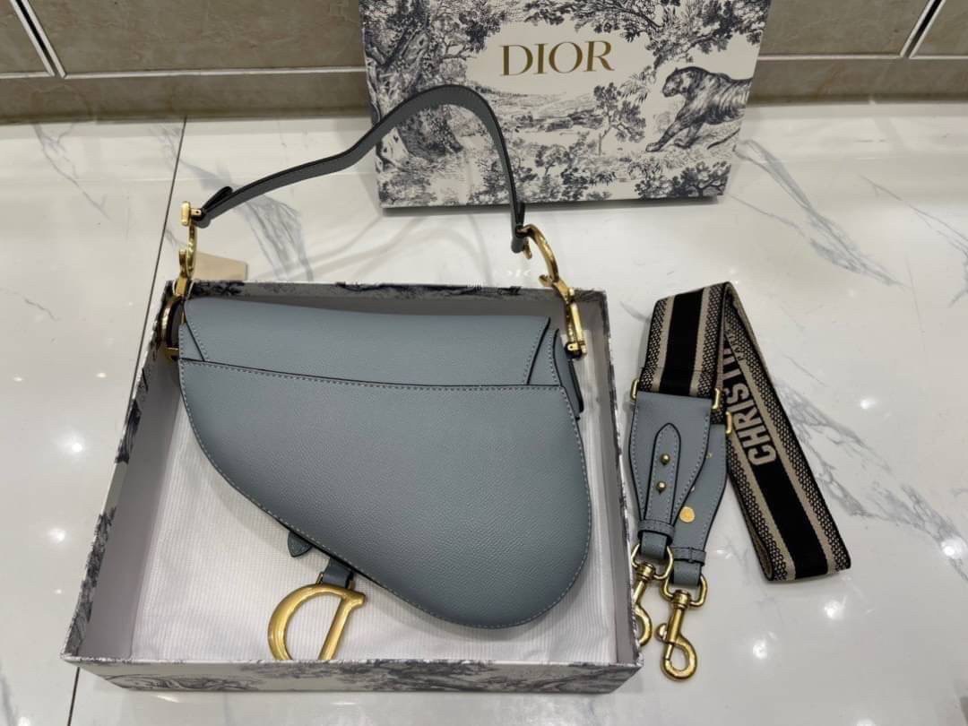 หนังแท้ DIOR SADDLE BAG Cloud Blue Goatskin กระเป๋ารุ่นยอดนิยมตามแบบฉบับแบรนด์ งานทอลายคมชัด ใช้งานได้ 2 แบบ สะพายยาว CROSSBODY และสายสั้นถือได้เก๋ๆ ลุคนี้คูลสุดๆ เลยค่าา ภาพถ่ายจากสินค้าจริง! สวยมาก พร้อมส่งที่ไทยราคาสุดคุ้ม สาวๆ ห้ามพลาดค่ะ!