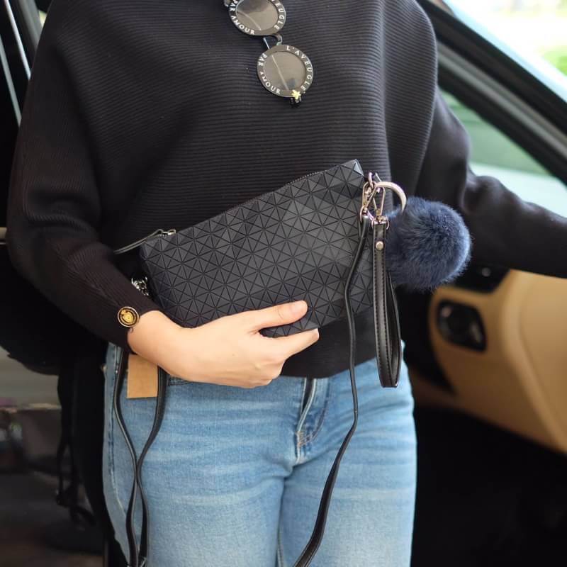 เอาใจสาวๆ ที่ต้องการหากระเป๋าสะพายข้างใบเล็กๆเบาๆ สะพาย cross body สวย สะพายจบในใบเดียว แนะนำใบนี้เลยค่า ตัวกระเป๋าสีดำ อะไหล่ดำ เรียบหรูมากคะ จากแบรนด์ David Jones ตัวกระเป๋าสะพาย ปรับเก็บสายถือเป็น clutch bag ได้คะ มีสายคล้องข้อมือ ขนาดกะทัดรัด พร้อมช่อ