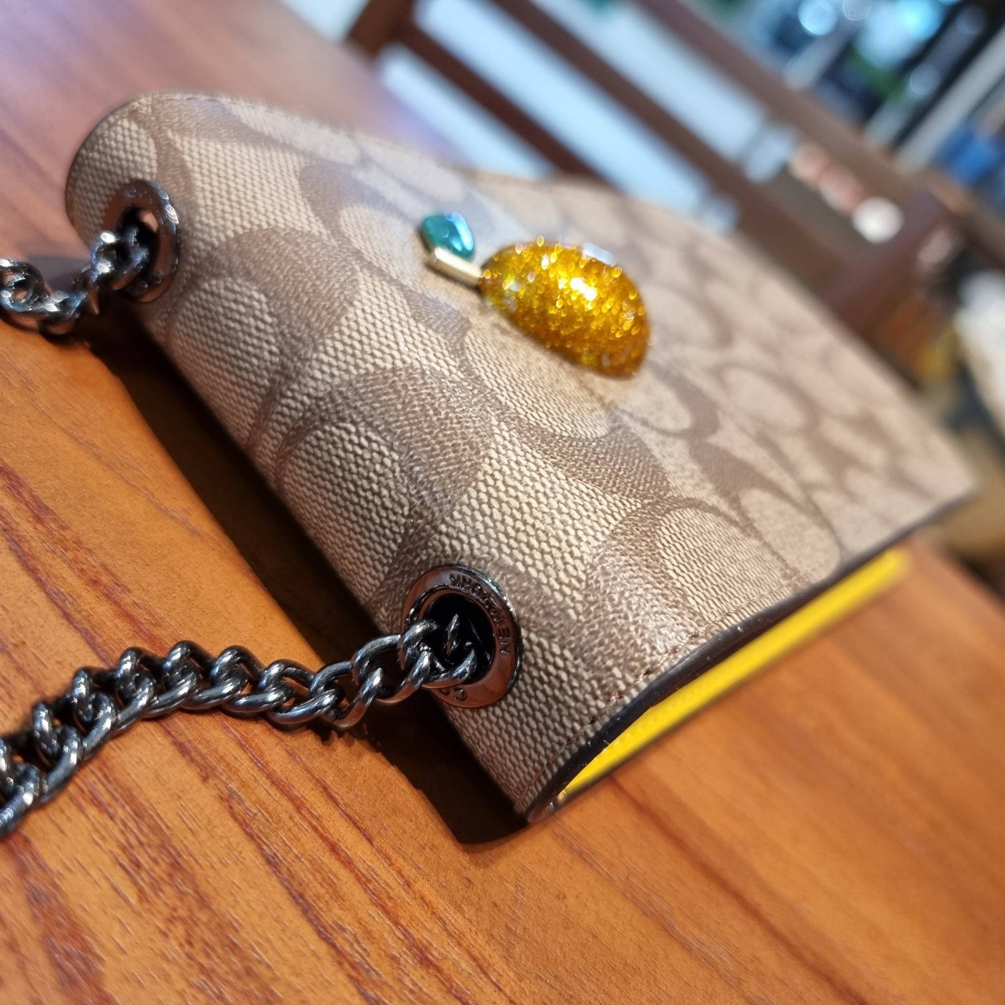 COACH F73486 NORTH/SOUTH PHONE CROSSBODY IN SIGNATURE CANVAS WITH FRUIT 🍒🍓🍋 แจกความสดใสกันอีกครั้ง!! กับกระเป๋าสะพายเอนกประสงค์ Case phone ใส่โทรศัพท์มือถือได้ทุกรุ่น ดีไซน์ลายผลไม้ฉ่ำๆ สวยมีเสน่ห์ 💖 วัสดุหนังแคนวาสคุณภาพ ฝ