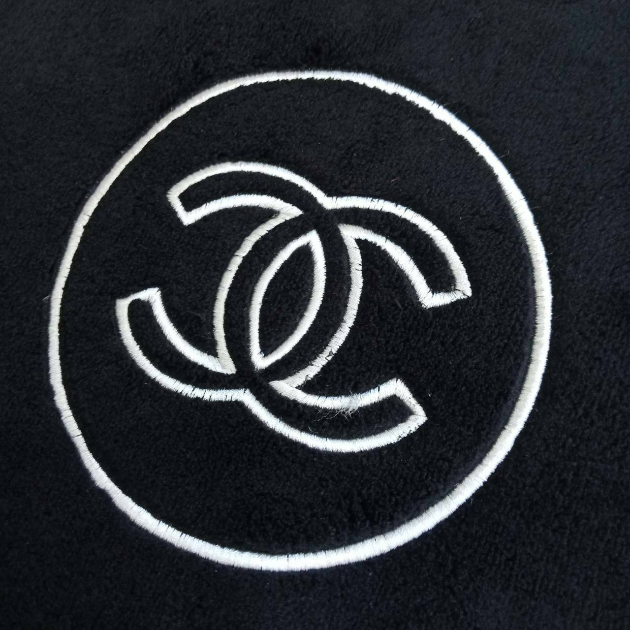 New Arrival !! CHANEL TOTE BAG กระเป๋าทรง SHOPPING BAG ใบใหญ่ ขนนิ้มนิ่ม จากงานพรีเมี่ยมกิ้ฟ ของแถมจากน้ำหอม จากแบรนด์ CHANEL เนื้อกระเป๋าทำจากขนเทียม ผิวสัมผัสฟูนิ่ม ตกแต่งด้วยผ้าไนลอนด้านท้ายวางได้กันน้ำ!! ปักโลโก้แบรนด์ ด้านในเปิดปิดด้วยกระดุม บุผ้าซับ